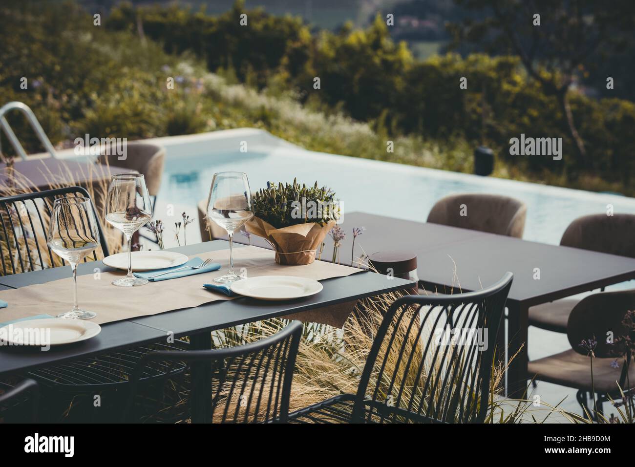 Tischdekoration mit elegantem Geschirr und dekorativen Pflanzen bereit für die Open-Air-Veranstaltung Stockfoto