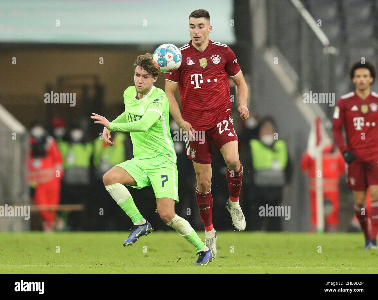 firo: Fuvuball: Fußball: 17.12.2021 1st Bundesliga, Spielzeit 2021/2022 17th FC Bayern Mvºnchen - VfL Wolfsburg duelliert sich, Luca Waldschmidt gegen Marc Roca Stockfoto