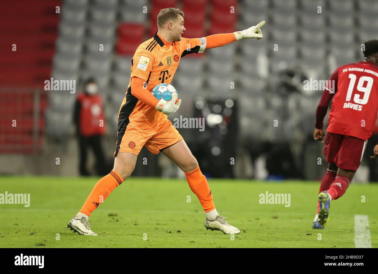 firo: Fuvuball: Fußball: 17.12.2021 1st Bundesliga, Spielzeit 2021/2022 17th Spieltag FC Bayern Mvºnchen - VfL Wolfsburg Manuel Neuer, Einzelaktion, Geste Stockfoto