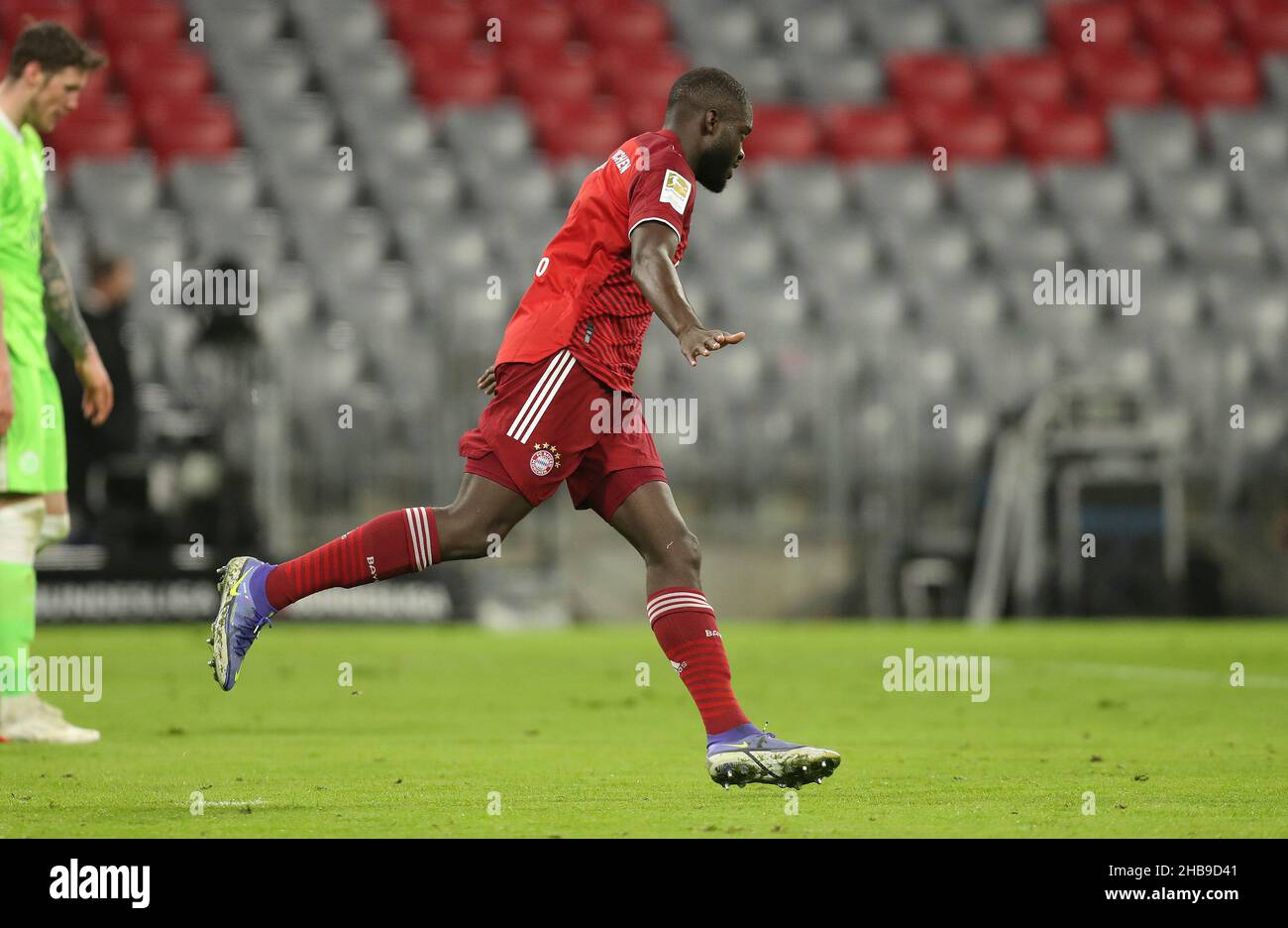 firo: Fuvuball: Fußball: 17.12.2021 1st Bundesliga, Spielzeit 2021/2022 17th Spieltag FC Bayern Mvºnchen - VfL Wolfsburg Dayot Upamecano, ganze Figur, Jubel, Jubel, nach, Sein, Ziel, zu, 2: 0 Stockfoto