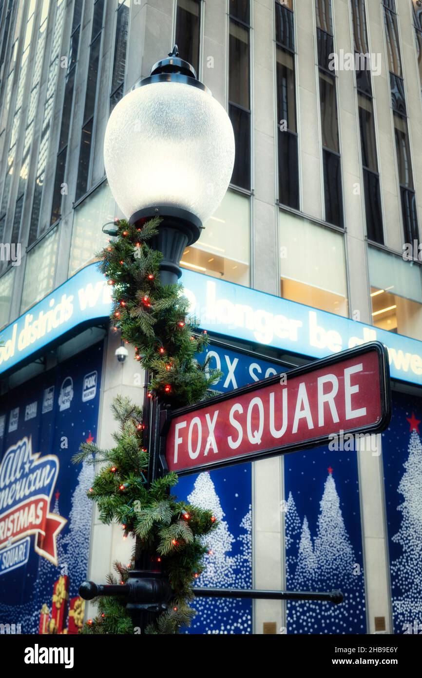 Weihnachtsdekorationen an der Sixth Avenue am Fox Square, NYC, USA, 2021 Stockfoto