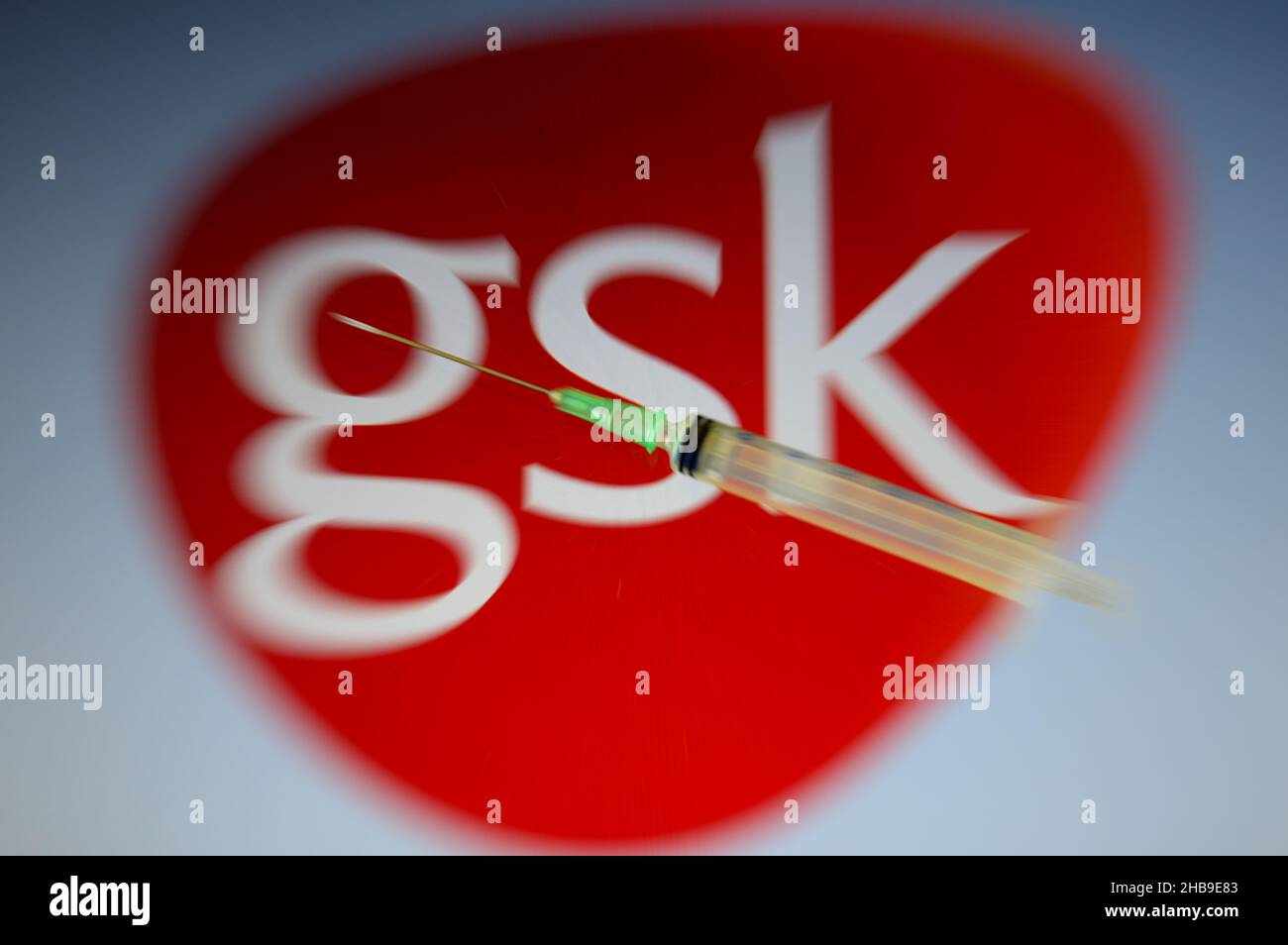 In dieser Abbildung sehen Sie eine medizinische Spritze, die vor dem Logo von GlaxoSmithKline (gsk) zu sehen ist.GlaxoSmithKline und Vir Biotechnology gaben am 17. Dezember 2021 bekannt, dass 'Sotrovimab' von der Europäischen Union (EU) für die Behandlung von Erwachsenen und Jugendlichen zugelassen ist (Ab 12 Jahren und mit einem Gewicht von mindestens 40 kg) mit COVID -19. Stockfoto