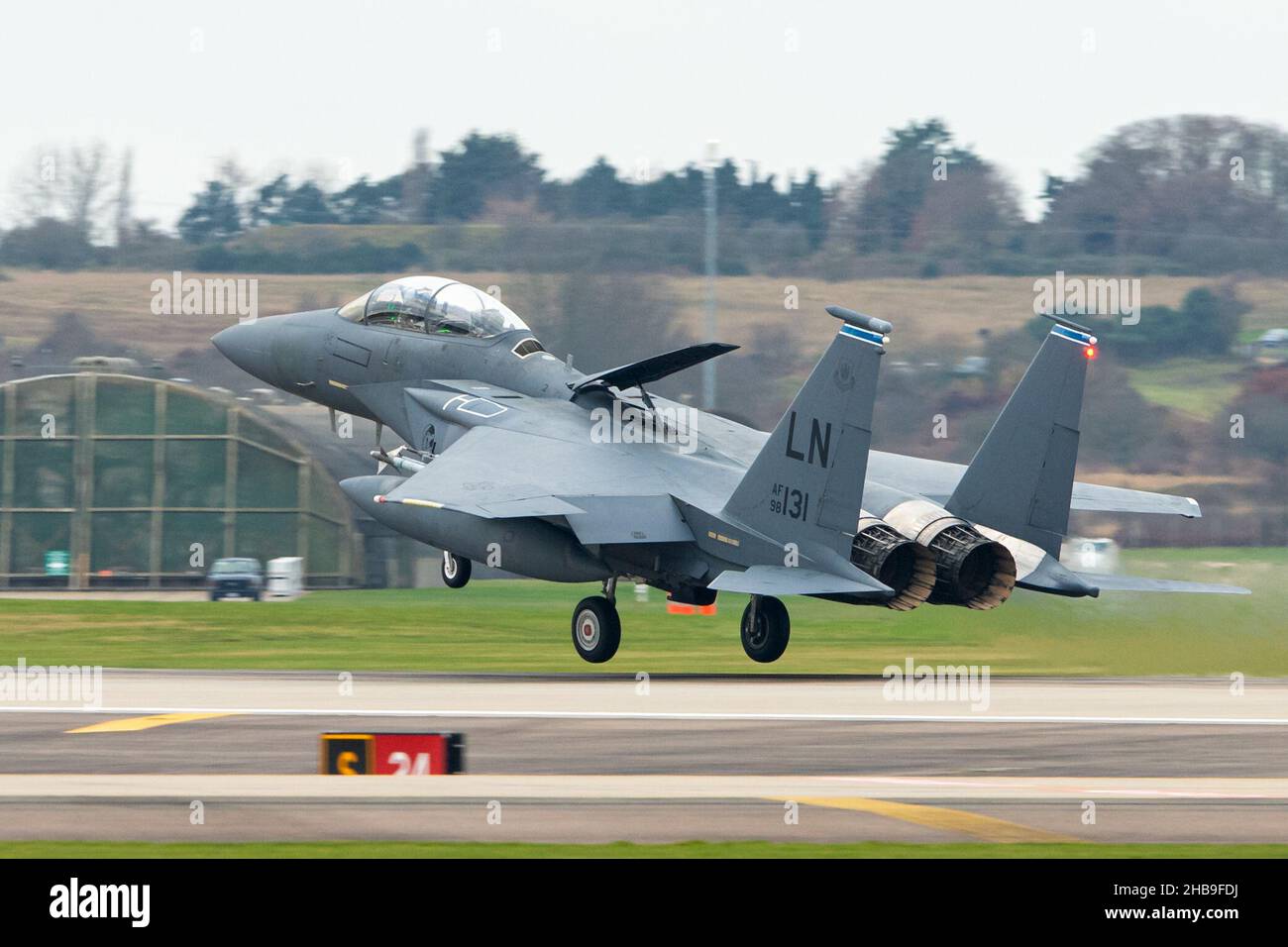 LN AF 98 131 US Air Force McDonnell Douglas F-15E Strike Eagle of the 492nd Fighter Squadron (Madhatters) 48th Fighter Wing aktiviert die Luftbremse RAF Lakenheath. Mittwoch, 15. Dezember 2021. (Kredit: Jon Hobley | MI News) Stockfoto