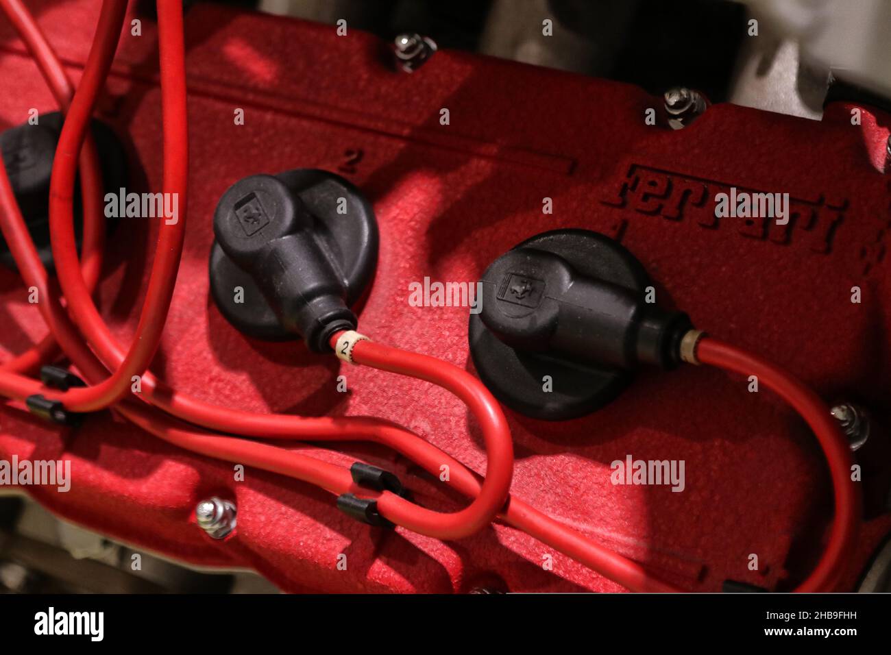 Modena, Italien, Dezember 2021, MEF Ferrari Museum Casa Enzo Ferrari, Ferrari Motorendetail mit Markenlogo Stockfoto