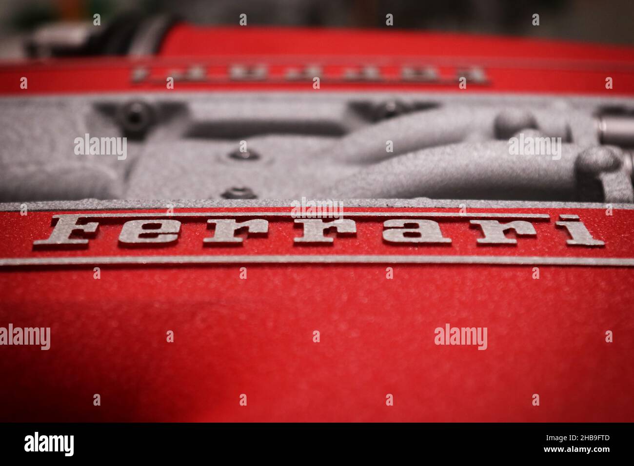 Modena, Italien, Dezember 2021, MEF Ferrari Museum Casa Enzo Ferrari, Ferrari Motorendetail mit Markenlogo Stockfoto