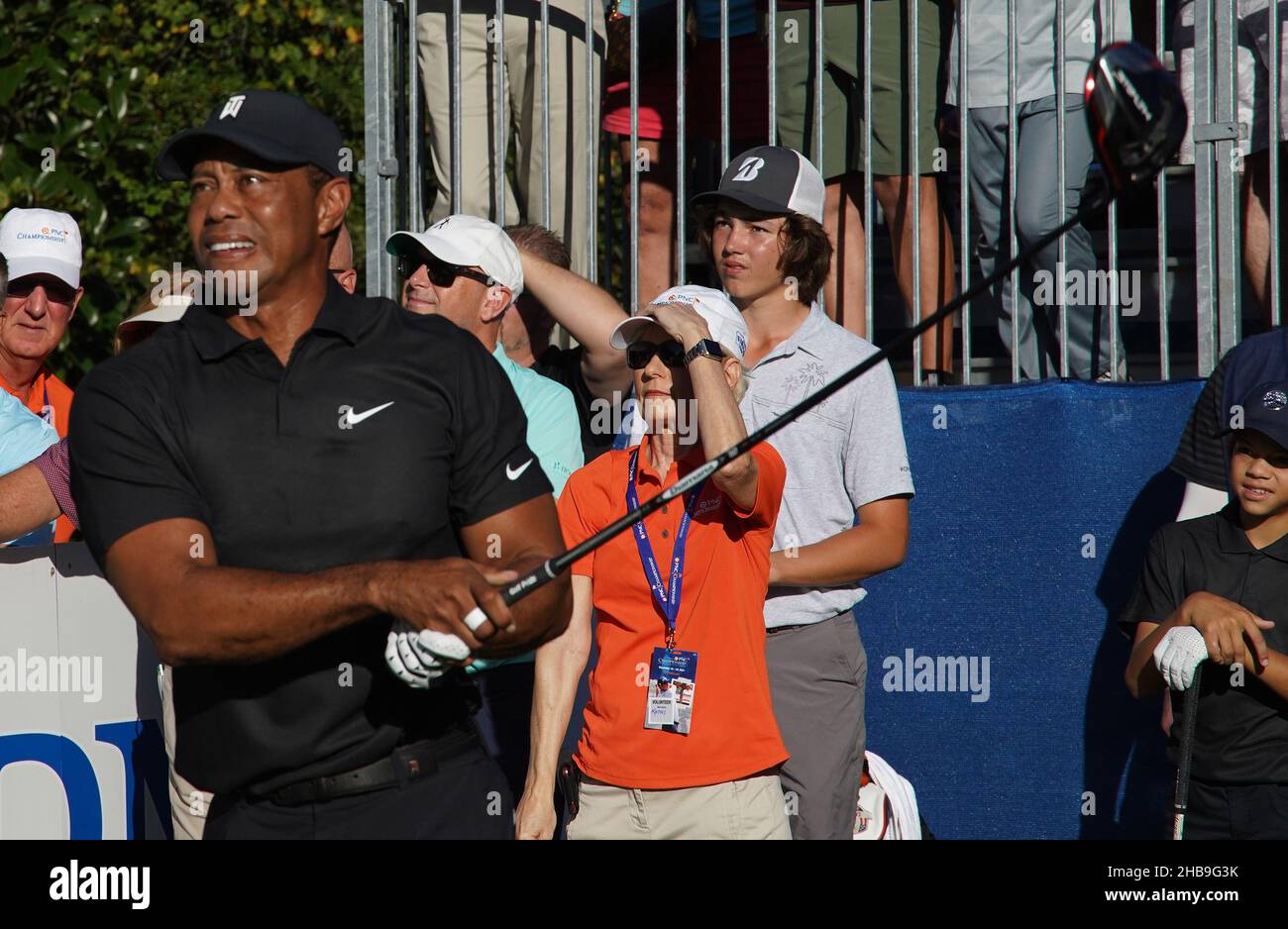 Orlando, Usa. 17th Dez 2021. Tiger Woods trifft einen Abschlag während der PNC-Meisterschaft im Ritz-Carlton Golf Club.Tiger Woods kehrt zum Wettkampfgolf zurück, 10 Monate nachdem er bei einem Autounfall schwere Beinverletzungen erlitten hat. Woods wird mit seinem Sohn Charlie für das Turnier gepaart. (Foto von Paul Hennessy/SOPA Images/Sipa USA) Quelle: SIPA USA/Alamy Live News Stockfoto