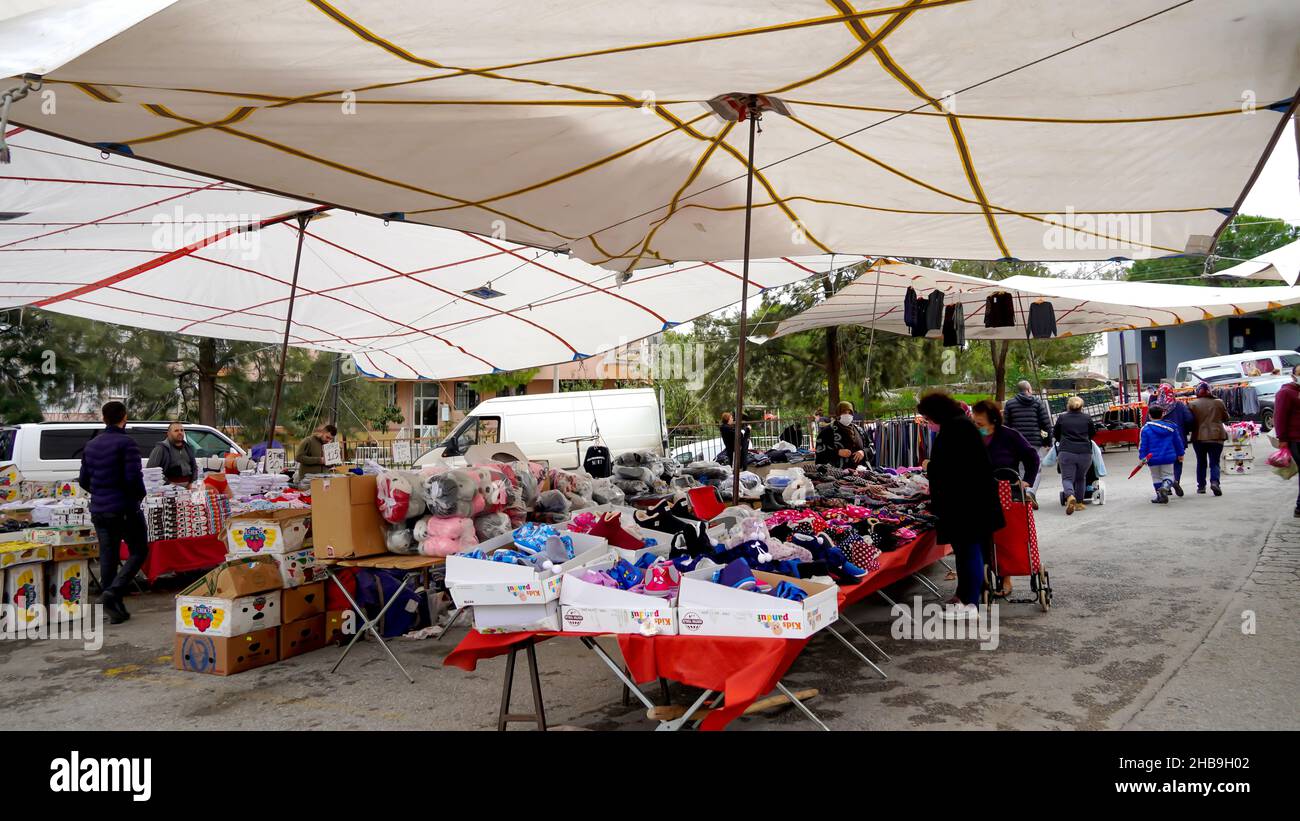 Izmir, Izmir, Türkei. 11th Dez 2021. Die Türkei erhöht den Mindestlohn um 50 Prozent gegen den Lira-Crash und die hohe Inflationsrate. Präsident Recep Tayyip Erdogan hat am Donnerstag angekündigt, dass der Mindestlohn ab dem nächsten Jahr um 50 Prozent steigen wird. Andererseits erreichte die türkische Lira heute am Freitag ein neues Rekordtief von 17 Dollar. Nach der Intervention der Istanbuler Zentralbank sank der Dollar/TL-Satz auf das Niveau von 16,50. Der türkische Aktienmarkt Borsa Istanbul schloss die Woche mit starken Rückgängen und zweimaligen Leistungsschaltern. (Bild: © Idil Toffolo/Pacific Press via ZUMA Press Wire) Stockfoto