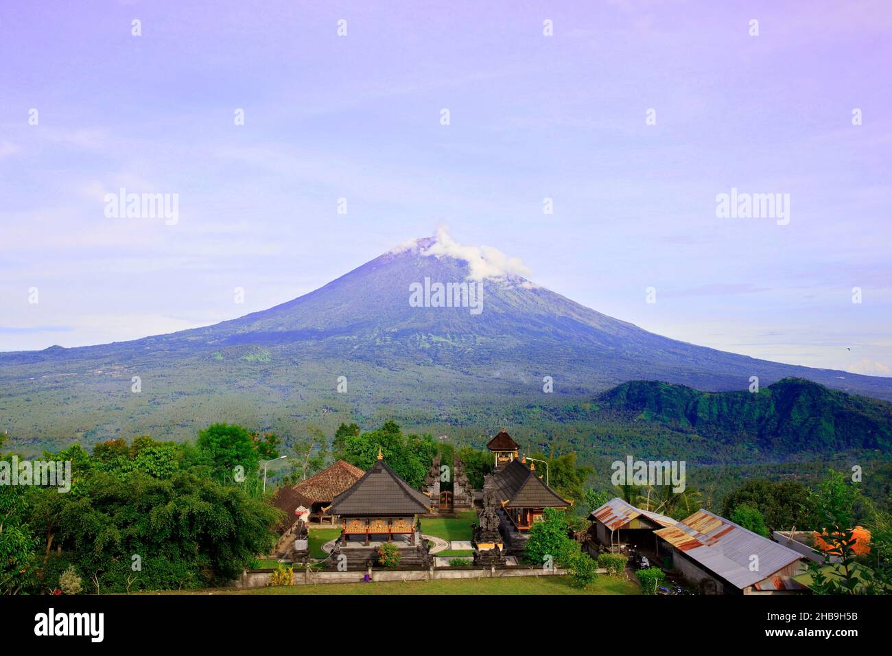 Pura Lempuyang Tempel mit Mount Agung auf Bali, Indonesien Stockfoto