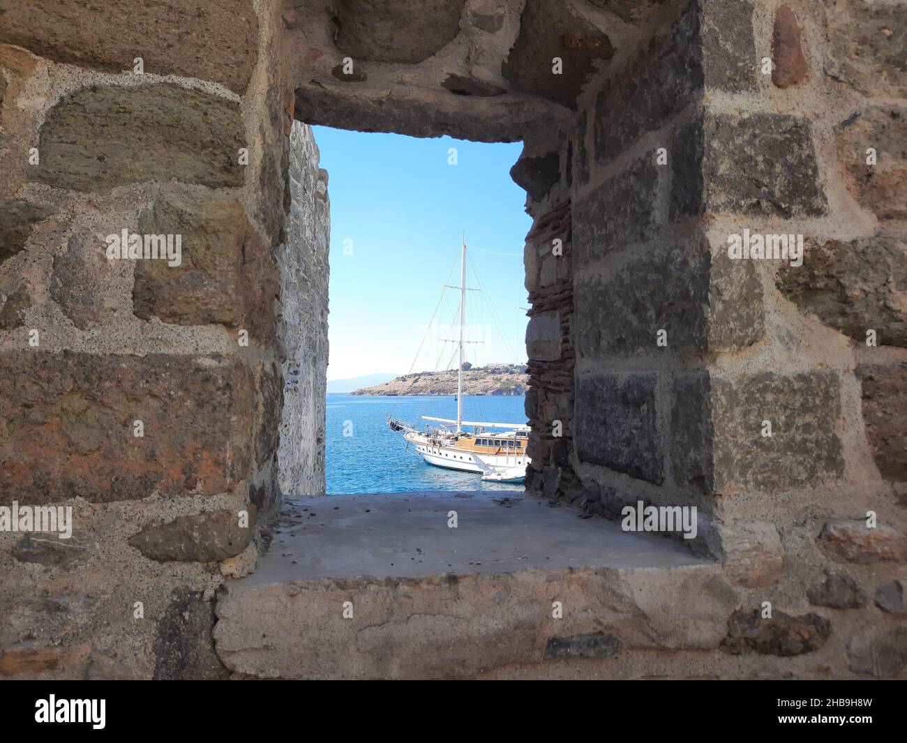 Blick aufs Meer mit Yachten durch die Wand des St. Peter's Castle in Bodrum. Türkei. Stockfoto