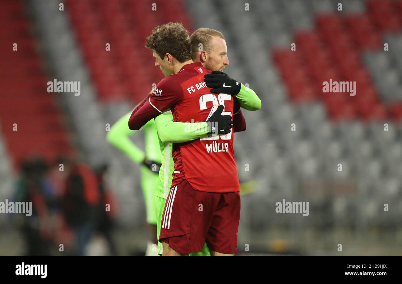firo: Fuvuball: Fußball: 17.12.2021 1st Bundesliga, Spielzeit 2021/2022 17th Spieltag FC Bayern Mvºnchen - VfL Wolfsburg 4: 0 Maximilian Arnold, Halbfigur, mit, und, Thomas Mvºller Stockfoto