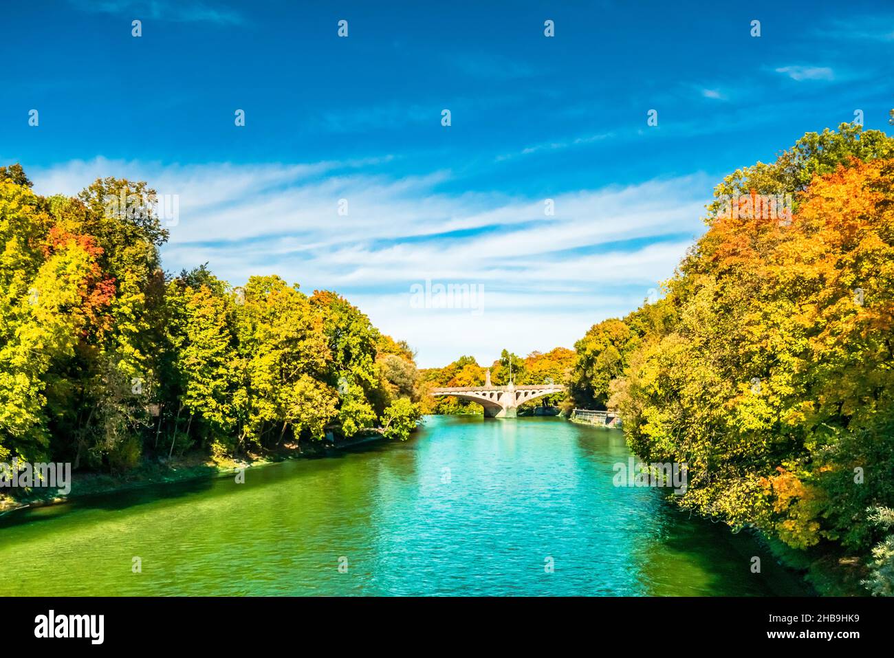 Blick auf die Isar und bunte Bäume in der Herbstlandschaft in München Stockfoto