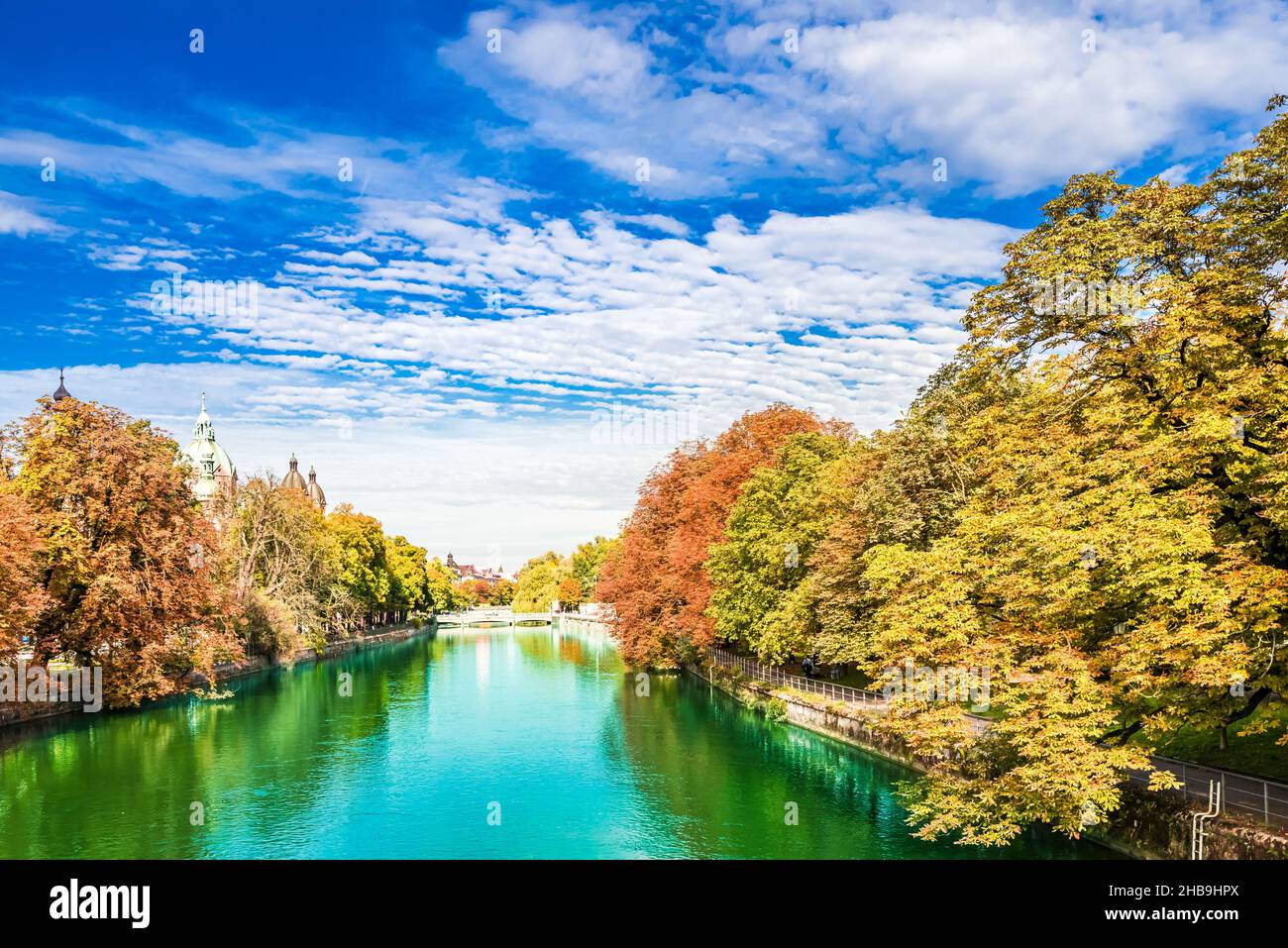 Blick auf die Isar und bunte Bäume in der Herbstlandschaft in München Stockfoto