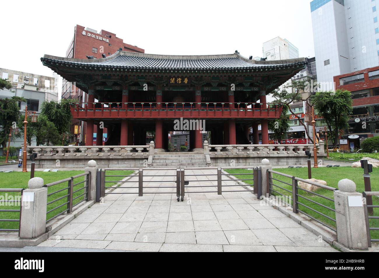 Der Bosingak Bell Pavilion im Jongno-Viertel von Seoul in Südkorea. Der Name bedeutet „Glockenstraße“ und wurde 1396 erbaut. Stockfoto