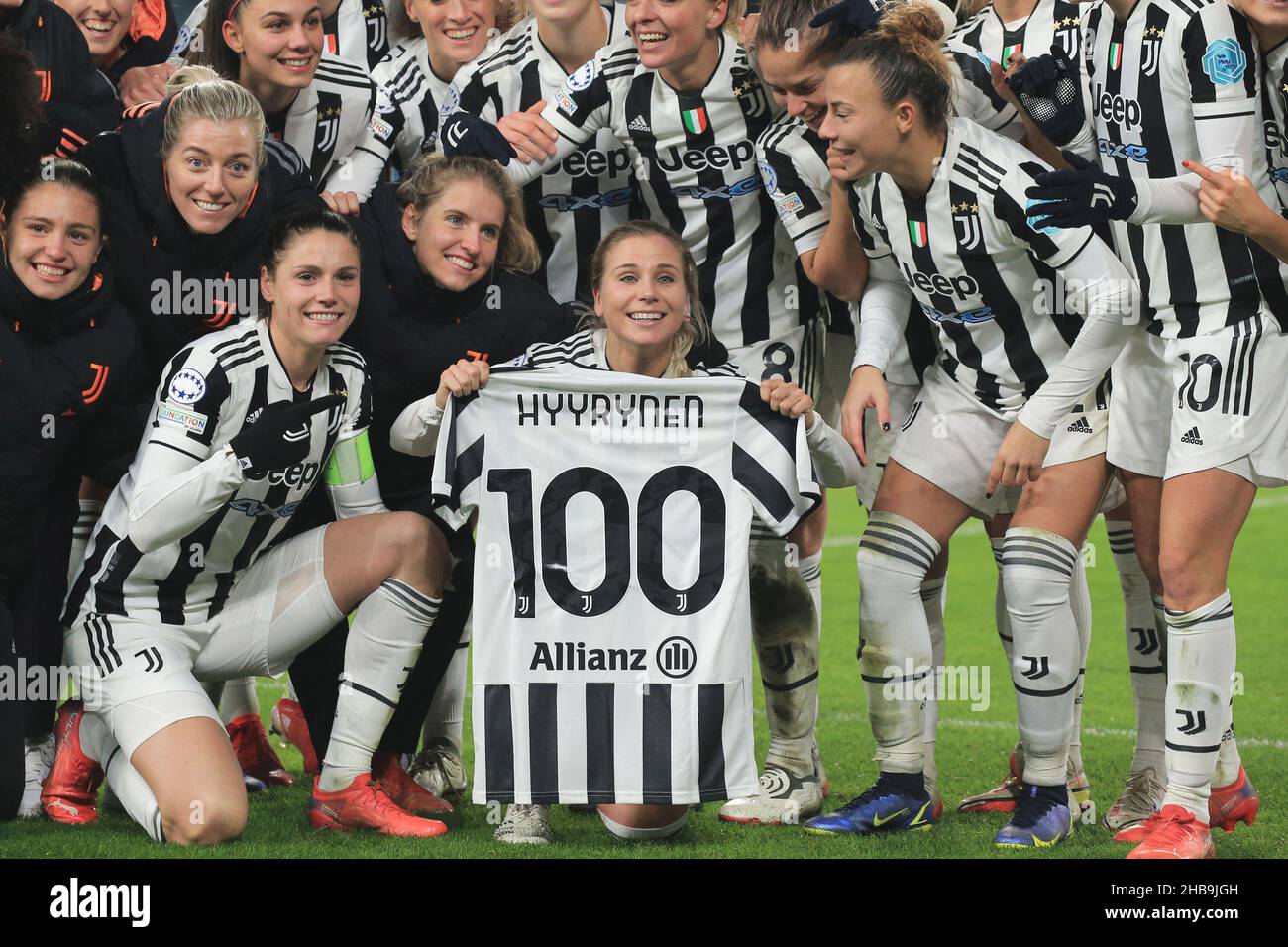 Turin, Italien. 16th Dez 2021. Tuija Annika Hyyrynen (Juventus Women) feiert 100th Spiel für Juventus Women während Juventus vs Servette, UEFA Champions League Frauen Fußballspiel in Turin, Italien, Dezember 16 2021 Quelle: Independent Photo Agency/Alamy Live News Stockfoto