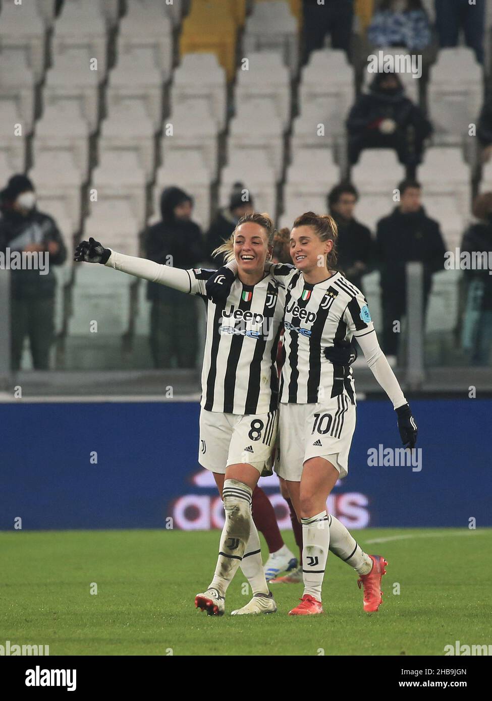 Turin, Italien. 16th Dez 2021. Cristiana Girelli (Juventus Women) und Martina Rosuci (Juventus Women) feiern den Sieg des Spiels während Juventus vs Servette, UEFA Champions League Women Football match in Turin, Italien, Dezember 16 2021 Credit: Independent Photo Agency/Alamy Live News Stockfoto