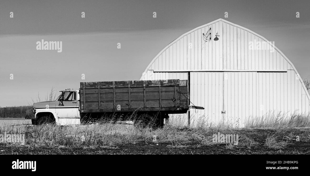 Alte LKW und Quartet Hütte Stil Scheune im ländlichen Illinois. Stockfoto