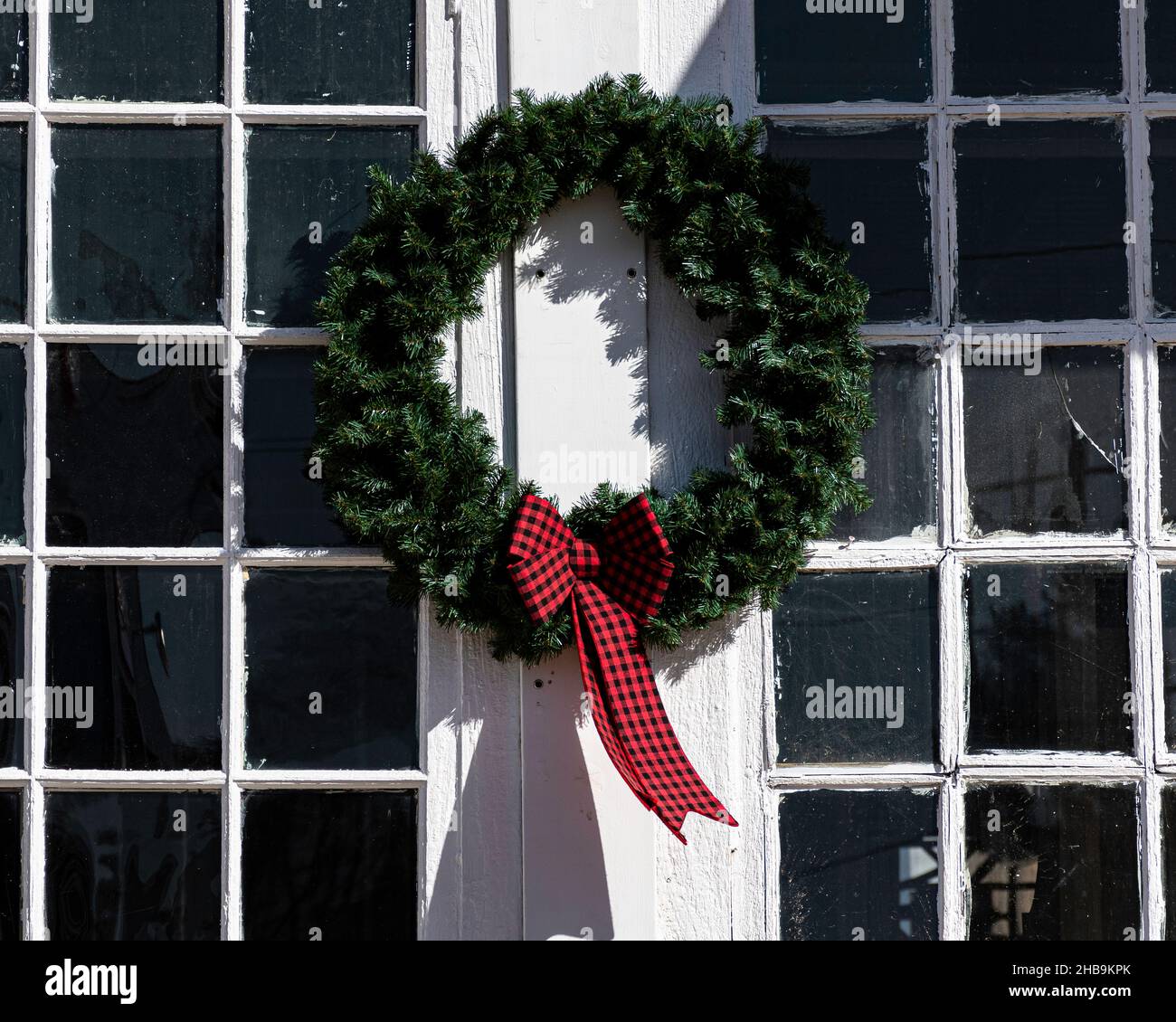 Weihnachtskranz an alten Fenstern. Stockfoto