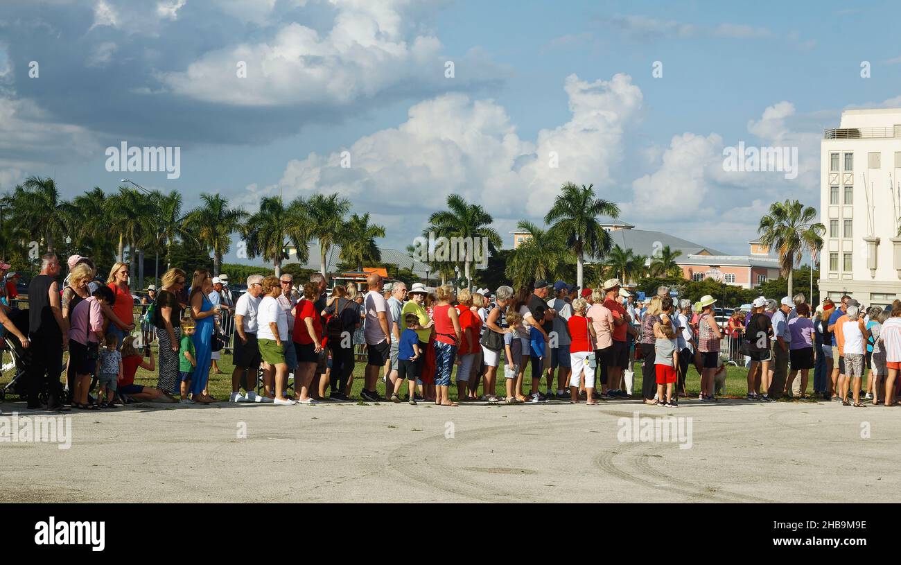 Menge, die auf geplante Veranstaltungen wartet, Menschen, alle Altersgruppen, Palmen darüber hinaus, Vorfreude, Standing, Florida Stockfoto