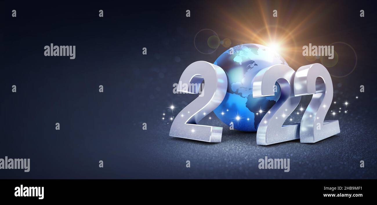 Glückwünsche zum neuen Jahr 2022: Silberne Datumsnummern mit einer blauen Erdkugel, die auf schwarzem Hintergrund leuchtet - Abbildung 3D Stockfoto