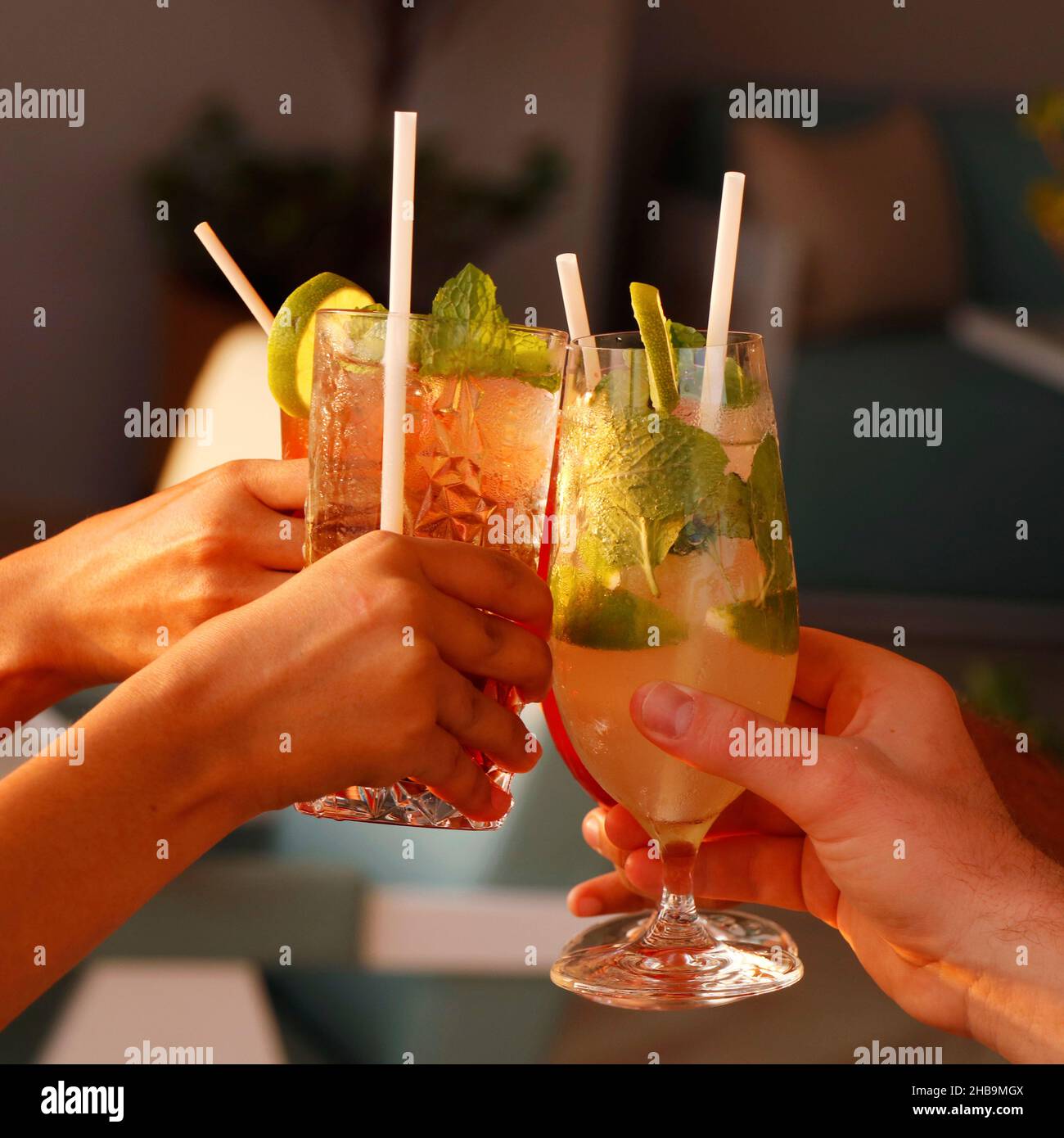 Eine Gruppe von Leuten, die eine Cocktailparty mit Prost-Händen genießen Stockfoto