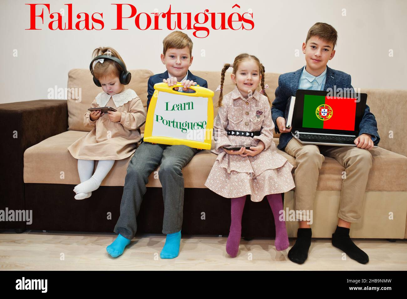Vier Kinder zeigen die Inschrift Portugiesisch lernen. Fremdsprachenlernkonzept. Falas portugues. Stockfoto