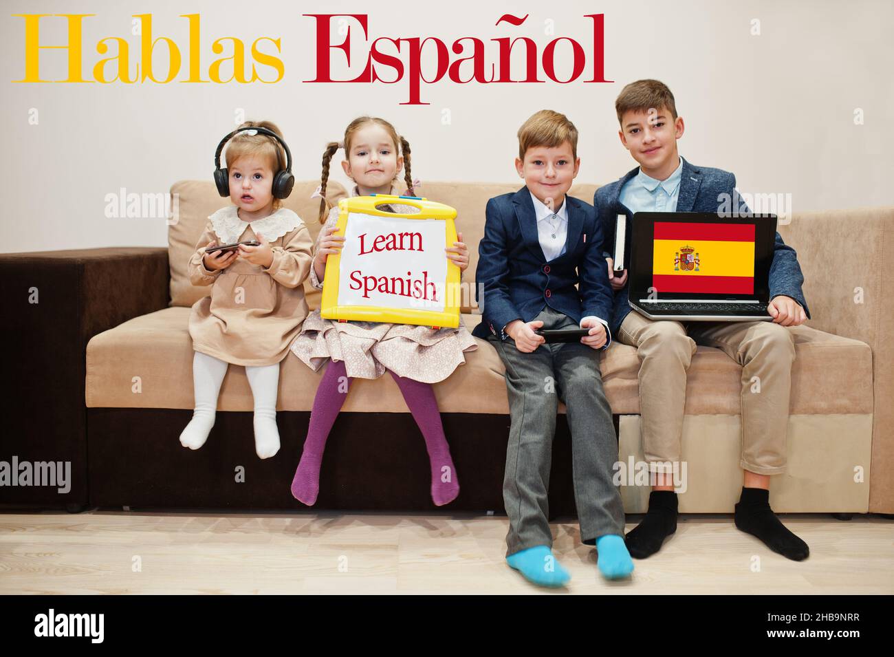 Vier Kinder zeigen die Inschrift Spanisch lernen. Fremdsprachenlernkonzept. Hablas Espanol. Stockfoto