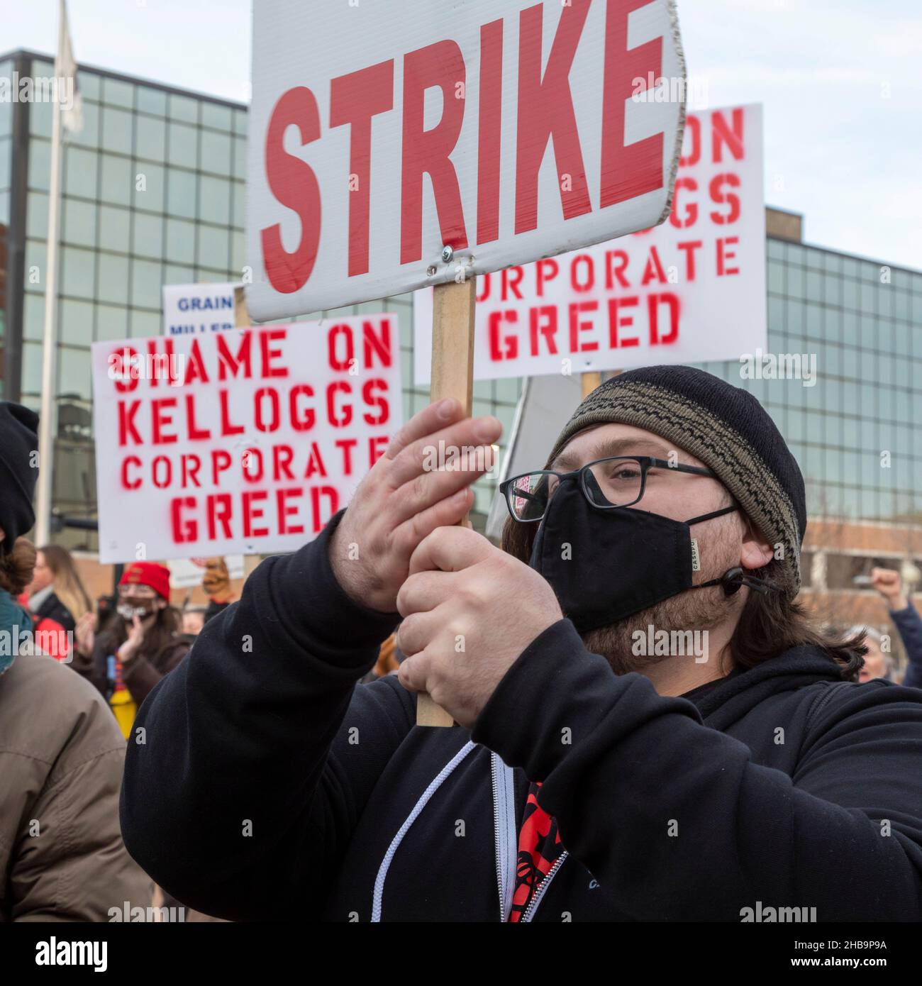 Battle Creek, Michigan, USA. 17th Dez 2021. Senator Bernie Sanders schließt sich einer Kundgebung von Kellogg-Arbeitern an, die seit Anfang Oktober gegen den Getreidehersteller streiken. Die Kundgebung kam kurz nach der Ankündigung einer vorläufigen Vereinbarung über die Beilegung des Streiks, obwohl die Arbeiter einige Wochen zuvor ihre Zustimmung zu dem, was sie sagten, als unzureichendes Abkommen abstimmten. Kredit: Jim West/Alamy Live Nachrichten Stockfoto