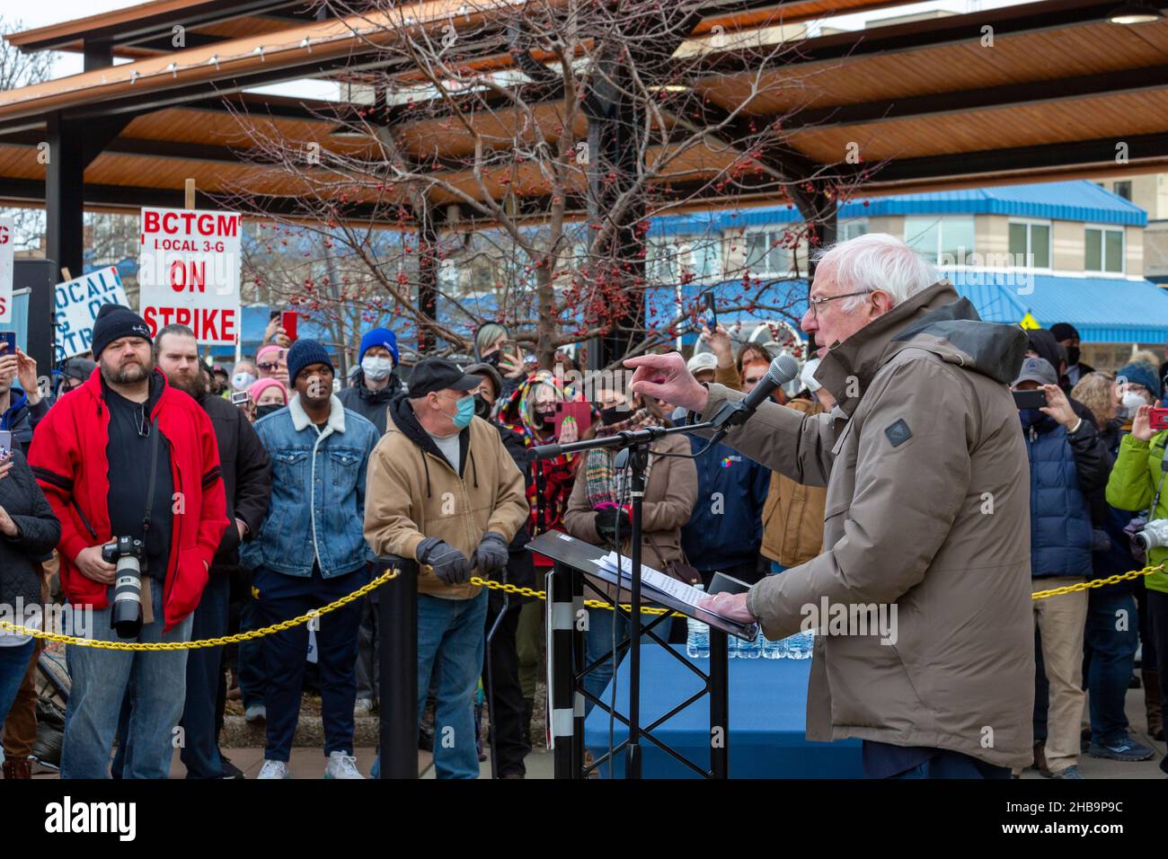 Battle Creek, Michigan, USA. 17th Dez 2021. Senator Bernie Sanders schließt sich einer Kundgebung von Kellogg-Arbeitern an, die seit Anfang Oktober gegen den Getreidehersteller streiken. Die Kundgebung kam kurz nach der Ankündigung einer vorläufigen Vereinbarung über die Beilegung des Streiks, obwohl die Arbeiter einige Wochen zuvor ihre Zustimmung zu dem, was sie sagten, als unzureichendes Abkommen abstimmten. Kredit: Jim West/Alamy Live Nachrichten Stockfoto