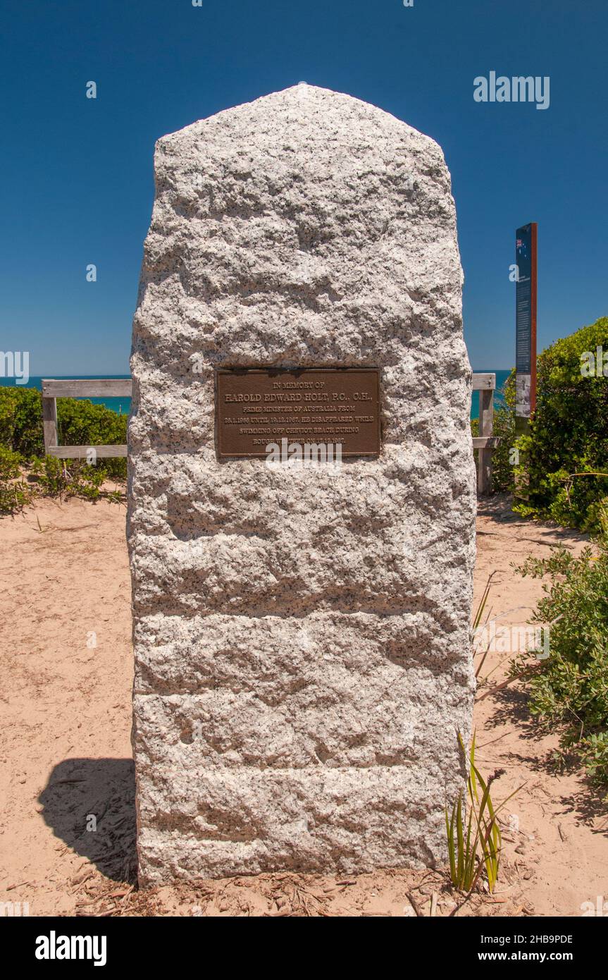 Denkmal für den australischen Premierminister Harold holt, der im Dezember 1967 beim Schwimmen am Cheviot Beach, Point Nepean, Victoria, verschwand. Stockfoto