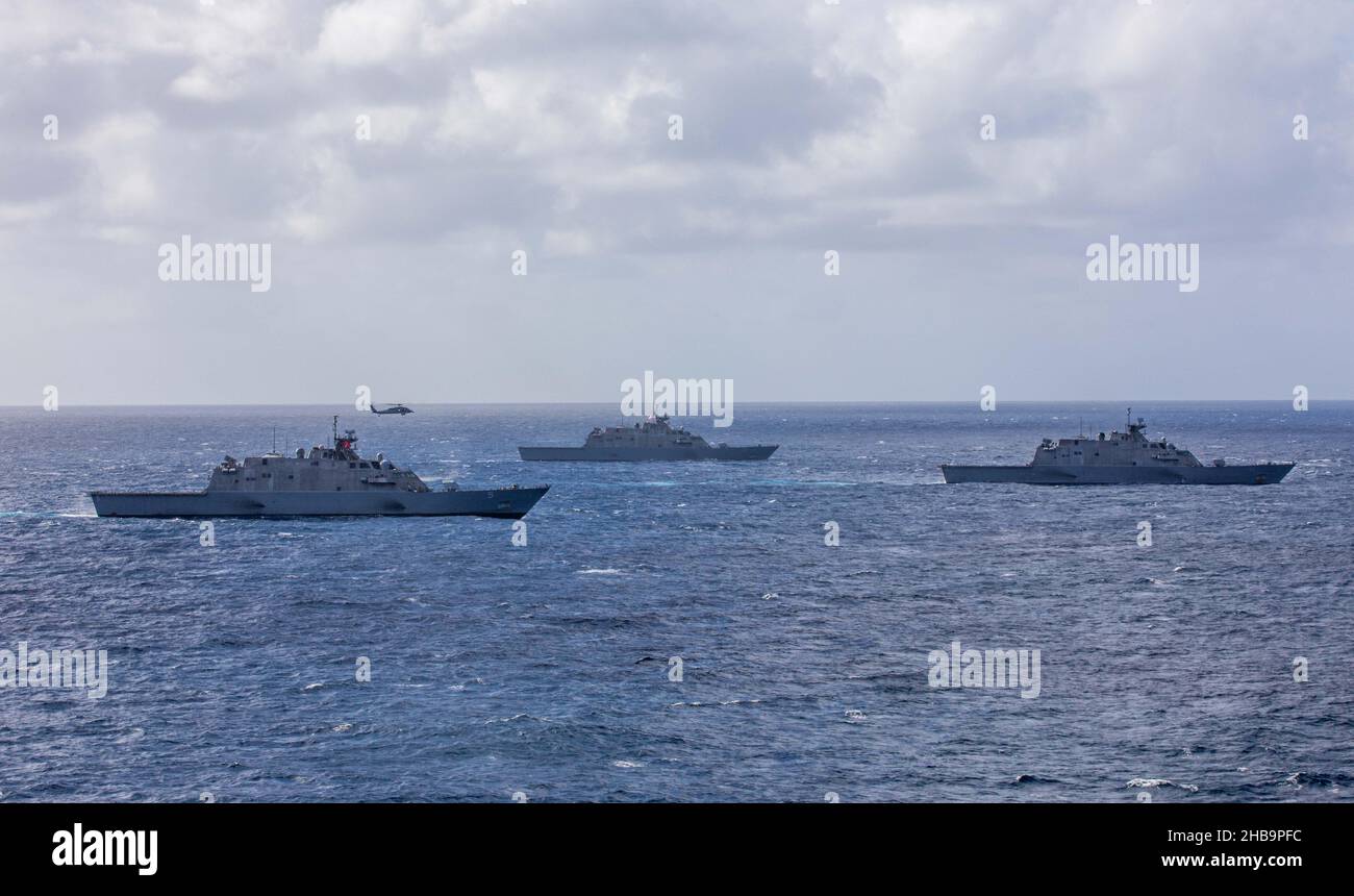 211216-N-HD110-1824 ATLANTISCHER OZEAN (DEZ 16, 2021) die Küstenkampfschiffe der Freedom-Variante USS Milwaukee (LCS 5), USS Billings (LCS 15) und USS Sioux City (LCS 11) führen Seeoperationen durch, während sie am 16. Dezember 2021 im Einsatzgebiet der US-Flotte 4th eingesetzt werden. U.S. Naval Forces Southern Command/U.S. 4th Fleet unterstützt gemeinsame und kommandierende militärische Operationen, indem sie maritime Kräfte in kooperativen maritimen Sicherheitsoperationen einsetzt, um den Zugang zu erhalten, die Interoperabilität zu verbessern und dauerhafte Partnerschaften in der Karibik, in Mittel- und Südamerika aufzubauen. (USA Navy Foto von Mass Communic Stockfoto