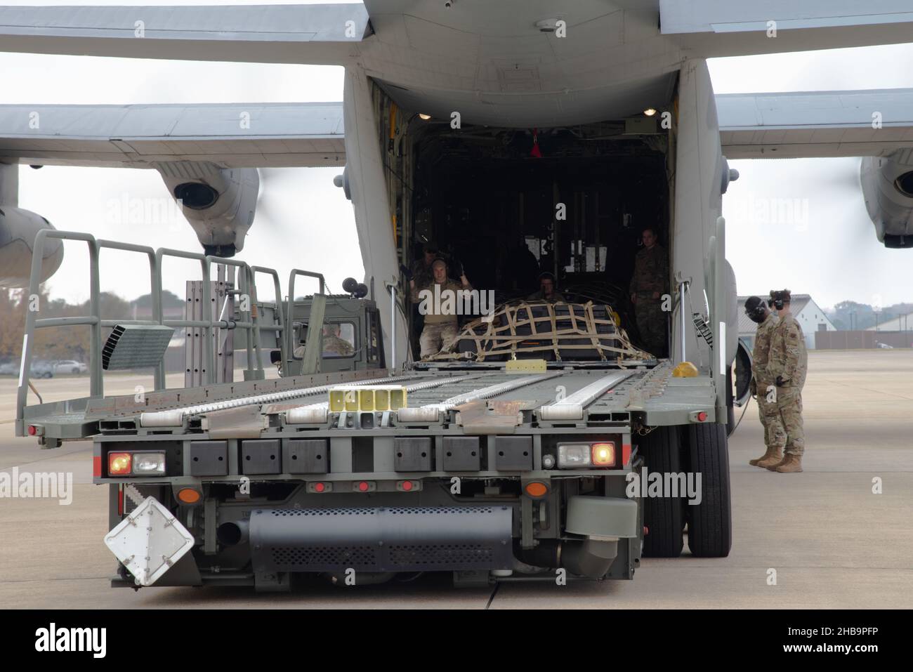 Die US Air Force Airmen entlasten Paletten nach ihrer Ankunft am Joint Base Langley-Eustis, Virginia, am 6. Dezember 2021, um an einer Einsatzprobe des Agile Combat Employment Command, Control and Communications (C3) teilzunehmen. Die ACE C3 Ops-Probe brachte Luftwaffe vom Air Combat Command, US Air Forces in Europa, Pacific Air Forces sowie zivile Kollegen zusammen, um Taktiken und Technologien speziell für C3 Operations zu testen und darauf zuzugreifen, um Lead Wings im zukünftigen Kampf optimal zu unterstützen. Stockfoto