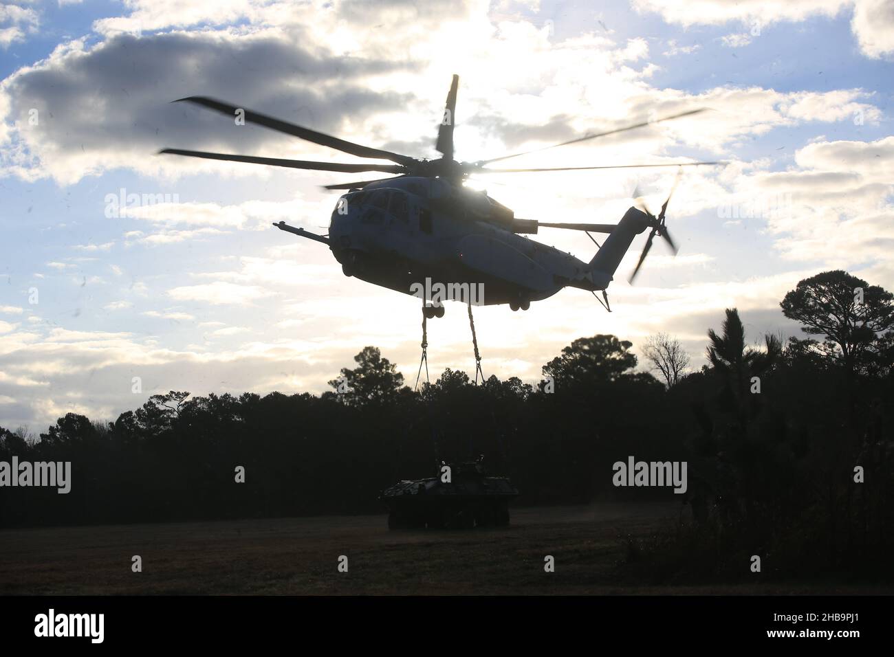 U.S. Marineinfanteristen mit Marine Operational Test and Evaluation Squadron One (VMX-1) testen die Fähigkeiten des CH-53K King Hengst im Marine Corps Base Camp Lejeune, 16. Dezember 2021. Mitarbeiter mit VMX-1 führten Überspannungsflugoperationen durch, um die externe Aufzugsfähigkeit des CH-53K zur Unterstützung amphibischer Operationen zu testen. Er kann 27.000 kg auf 110 Seemeilen transportieren und hat einen maximalen Außenhub von 36.000 kg, dreimal so hoch wie der des alten E-Flugzeugs. Der CH-53K King Hengst ist ein Schwerlasthubschrauber, der derzeit produziert und getestet wird, um den CH-53E Super Stal zu ersetzen Stockfoto