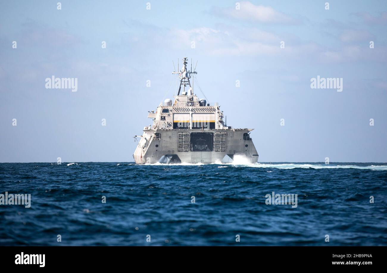 211214-N-LI768-1010 ANDAMANENSEE (DEZ 14, 2021) – das Litoral Combat Ship USS Tulsa (LCS 16) durchsetzt die Andamanische See. Tulsa, Teil von Destroyer Squadron (DESRON) 7, ist im Rotationseinsatz und arbeitet im US-amerikanischen Flottenbereich 7th, um die Interoperabilität mit Partnern zu verbessern und als einsatzbereite Kraft zur Unterstützung einer freien und offenen Region im Indo-Pazifik-Raum zu fungieren. (USA Navy Foto von Mass Communication Specialist 1st Class Devin M. langer) Stockfoto