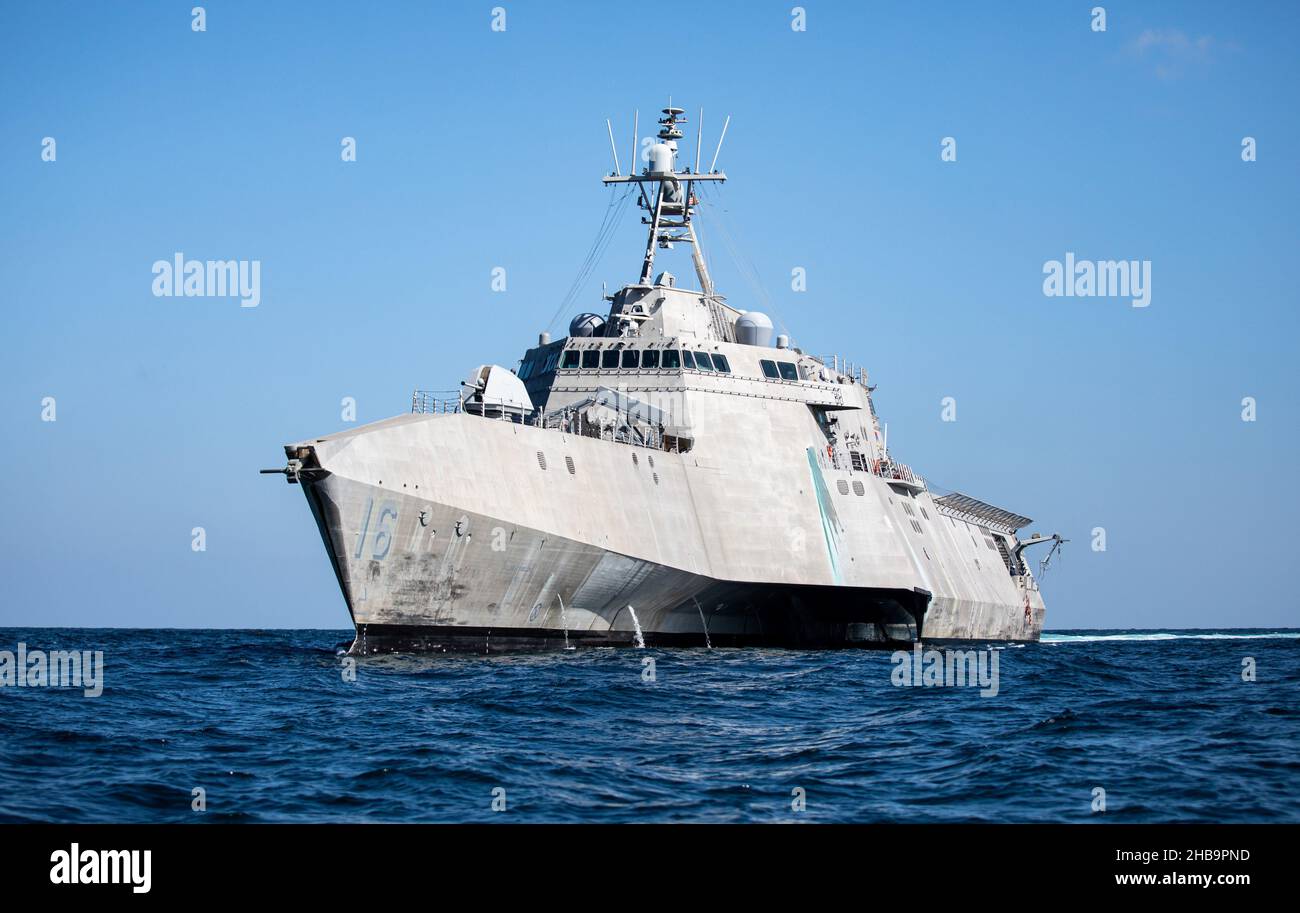 211214-N-LI768-1059 ANDAMANENSEE (DEZ 14, 2021) – das Litoral Combat Ship USS Tulsa (LCS 16) durchsetzt die Andamanische See. Tulsa, Teil von Destroyer Squadron (DESRON) 7, ist im Rotationseinsatz und arbeitet im US-amerikanischen Flottenbereich 7th, um die Interoperabilität mit Partnern zu verbessern und als einsatzbereite Kraft zur Unterstützung einer freien und offenen Region im Indo-Pazifik-Raum zu fungieren. (USA Navy Foto von Mass Communication Specialist 1st Class Devin M. langer) Stockfoto