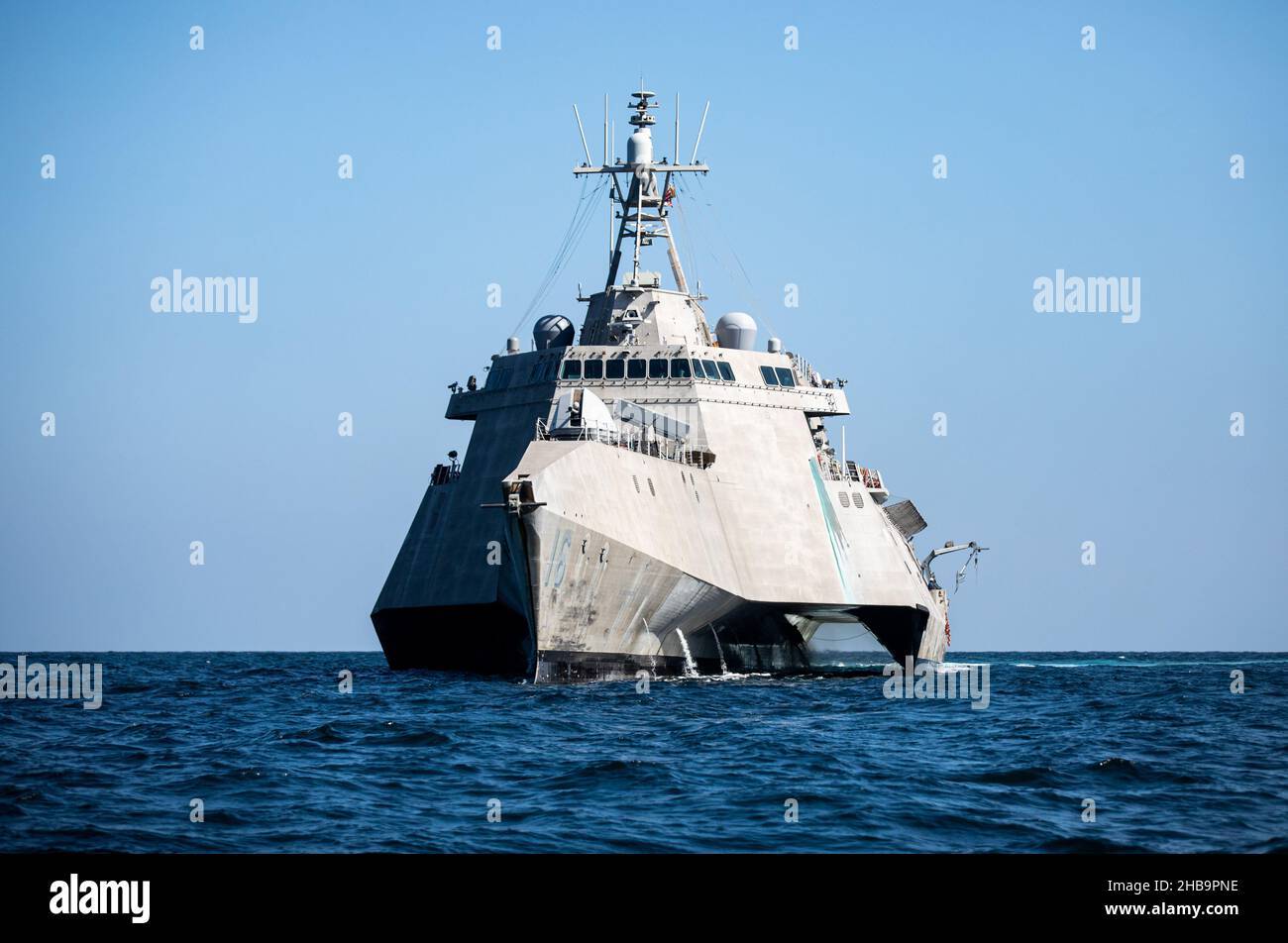 211214-N-LI768-1051 ANDAMANENSEE (DEZ 14, 2021) – das Litoral Combat Ship USS Tulsa (LCS 16) durchsetzt die Andamanische See. Tulsa, Teil von Destroyer Squadron (DESRON) 7, ist im Rotationseinsatz und arbeitet im US-amerikanischen Flottenbereich 7th, um die Interoperabilität mit Partnern zu verbessern und als einsatzbereite Kraft zur Unterstützung einer freien und offenen Region im Indo-Pazifik-Raum zu fungieren. (USA Navy Foto von Mass Communication Specialist 1st Class Devin M. langer) Stockfoto