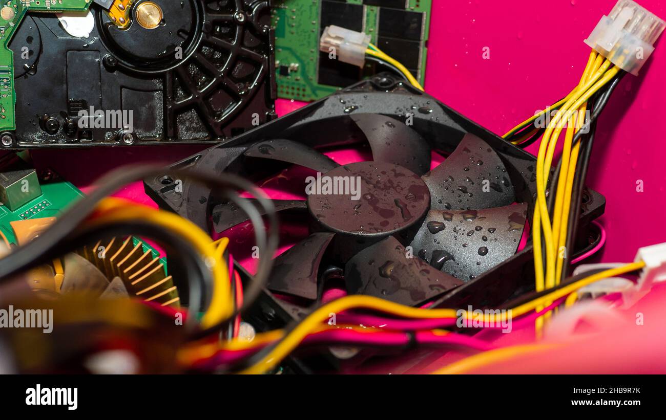 Computerteile, Computerkühler in Wassertropfen, Flohmarkt von Mikroschaltungen. Stockfoto