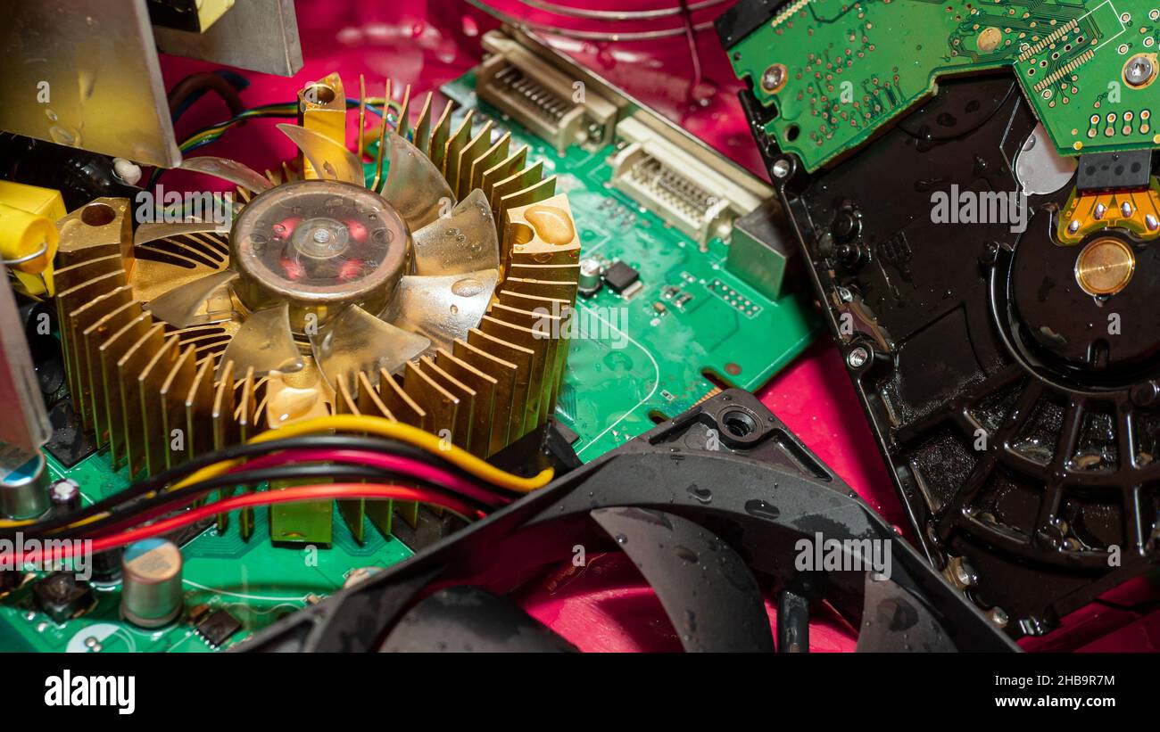 Computerteile, Computerkühler in Wassertropfen, Flohmarkt von Mikroschaltungen. Stockfoto