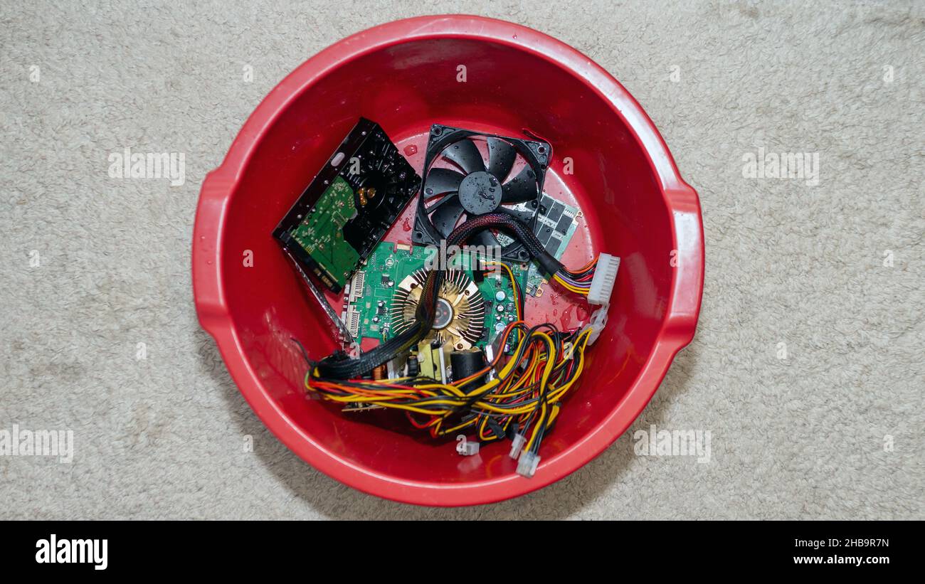 Computerteile, Computerkühler in Wassertropfen, Flohmarkt von Mikroschaltungen. Stockfoto