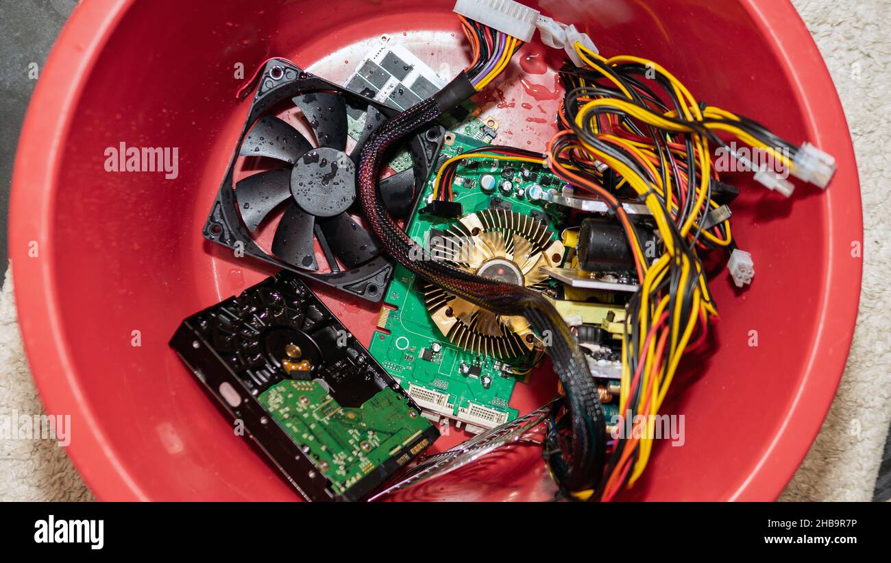 Computerteile, Computerkühler in Wassertropfen, Flohmarkt von Mikroschaltungen. Stockfoto