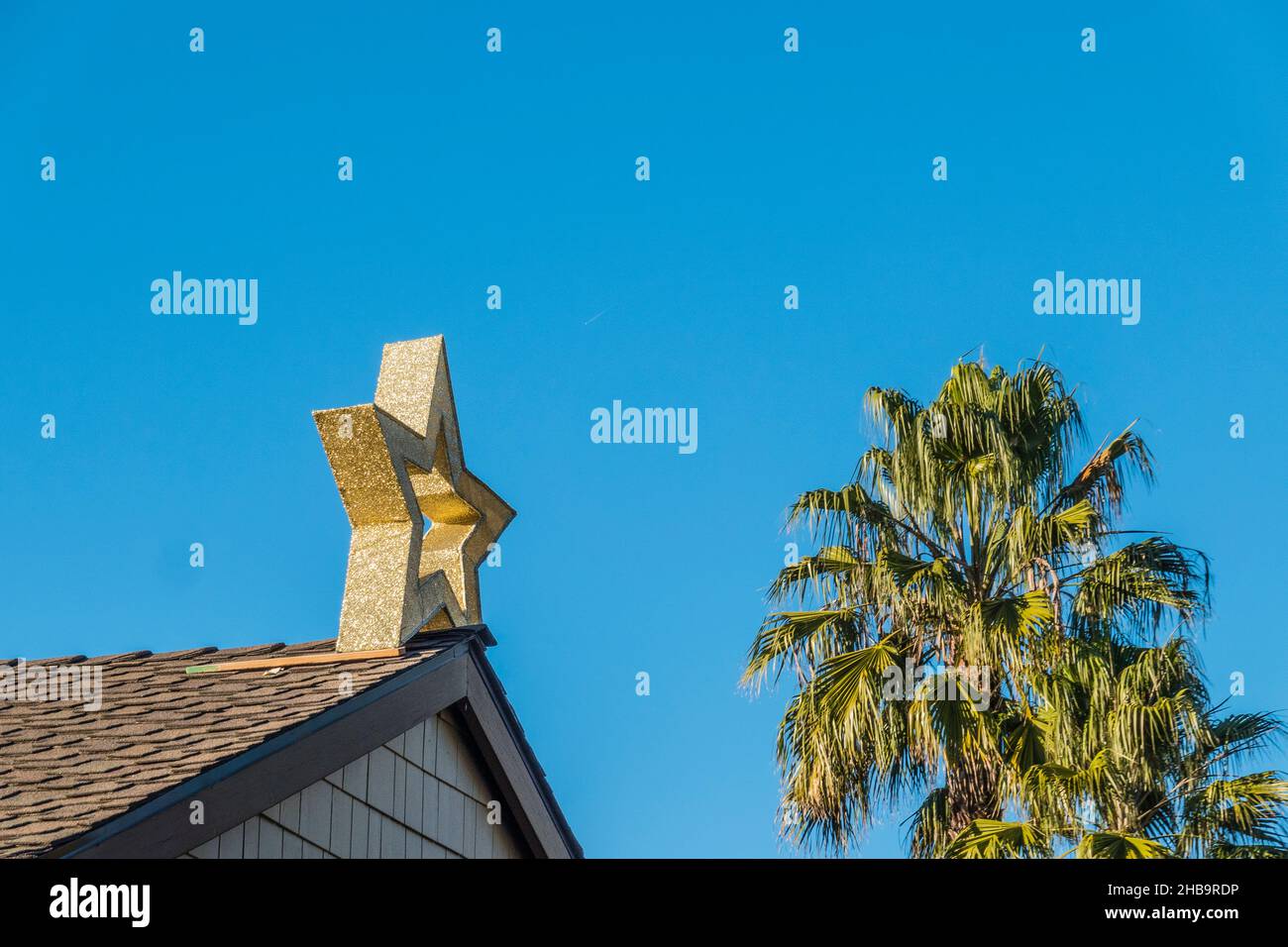 Ein goldener weihnachtsstern steht auf einem Dach des Hauses. Stockfoto