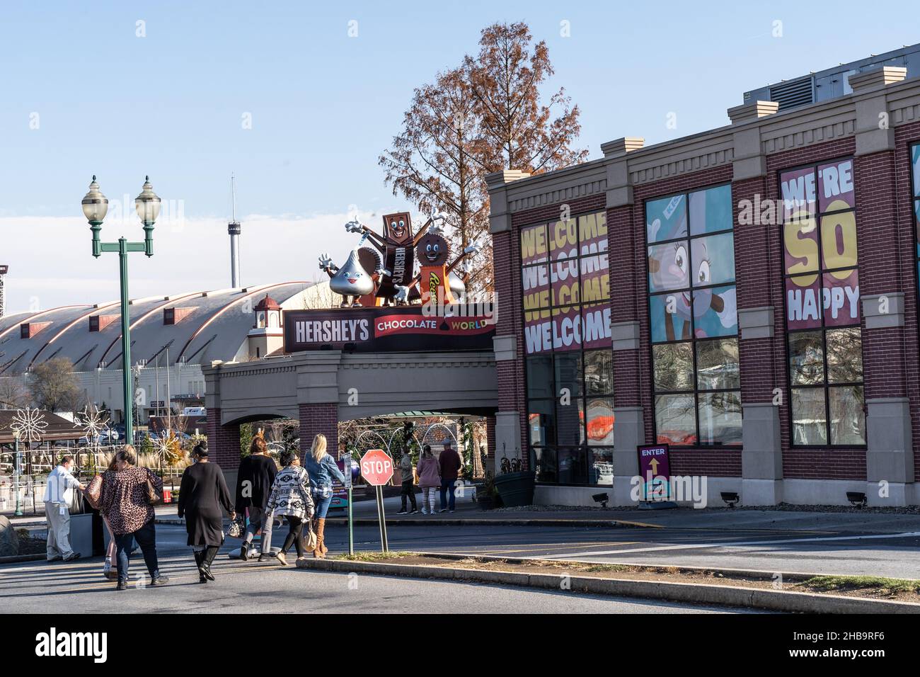 Hershey Pennsylvania, USA-2. Dezember 2021: Hershey’s Candy Characters begrüßen Touristen, die Hershey's Retail Store betreten Stockfoto