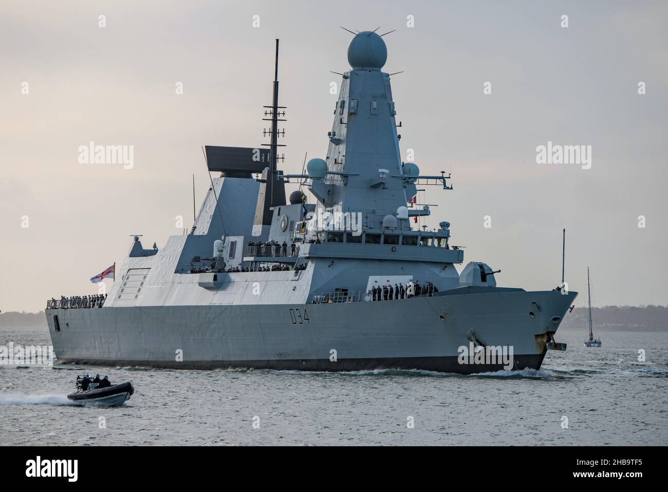 HMS Diamond (D34) kehrte am 9/12/2021 nach Portsmouth, Großbritannien, zurück. Der Zerstörer der Luftverteidigung war eine der Einheiten in der Trägerstreikgruppe, die im Indo-Pazifik-Raum eingesetzt wurde. Stockfoto