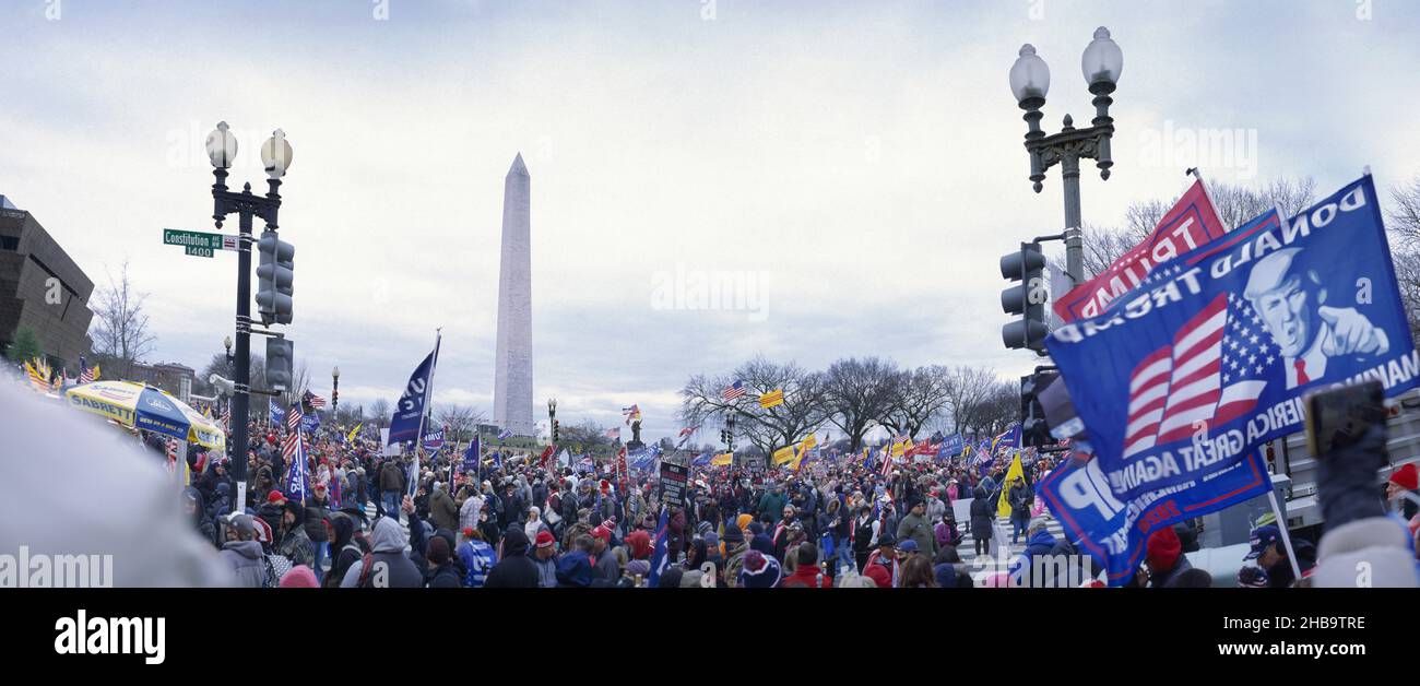 6th 2021. Januar: Trump-Anhänger marschieren nach der Teilnahme an der Rallye Save America zum US-Kapitol, zur gleichen Zeit, zu der der Aufstand des Kapitols beginnt. Washington DC USA Stockfoto