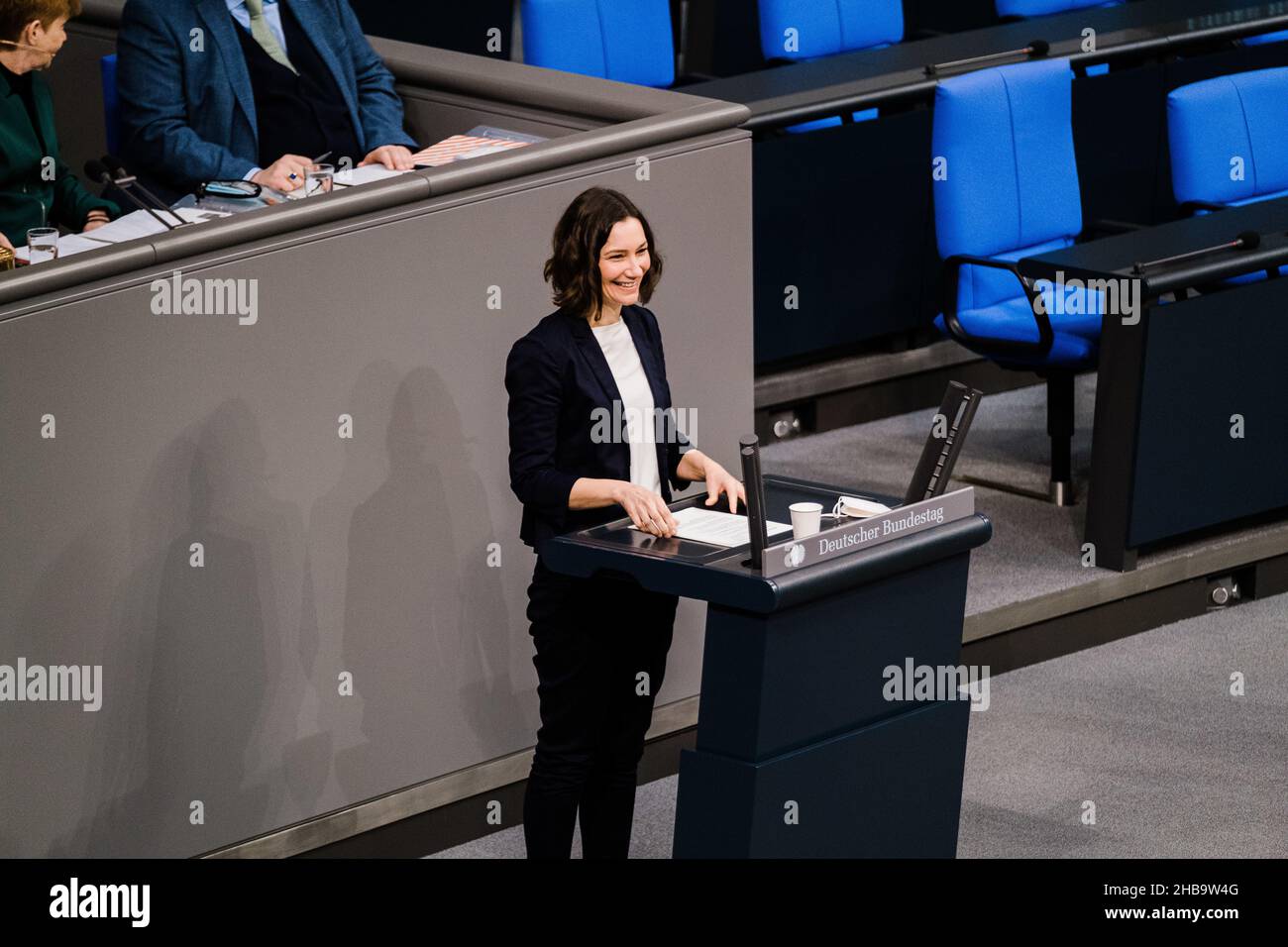 Berlin, Deutschland. 16th Dez 2021. Mitglieder des Bundestages 20th, des bundestages von Deutschland, der bei der Bundestagswahl gewählt wurde. Der Bundestag 20th ist mit 736 Mitgliedern der größte in der Geschichte. (Bild: © Ralph Pache/PRESSCOV über ZUMA Press Wire) Stockfoto