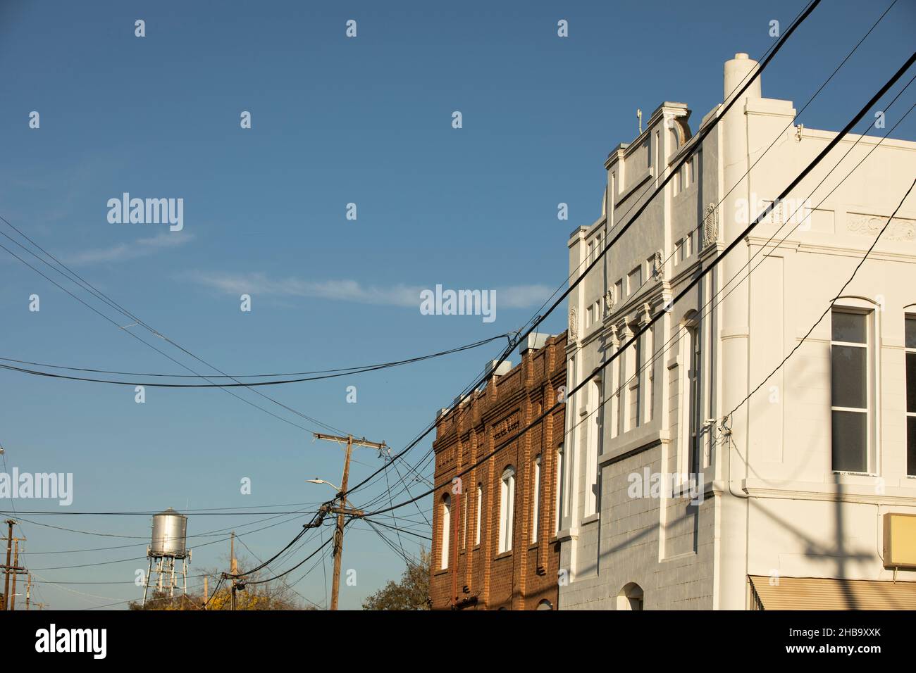 Blick am späten Nachmittag auf die historische Innenstadt von Wheatland, Kalifornien, USA. Stockfoto