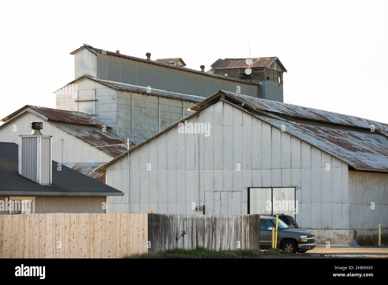 Blick am späten Nachmittag auf Industriegebäude in Wheatland, Kalifornien, USA. Stockfoto
