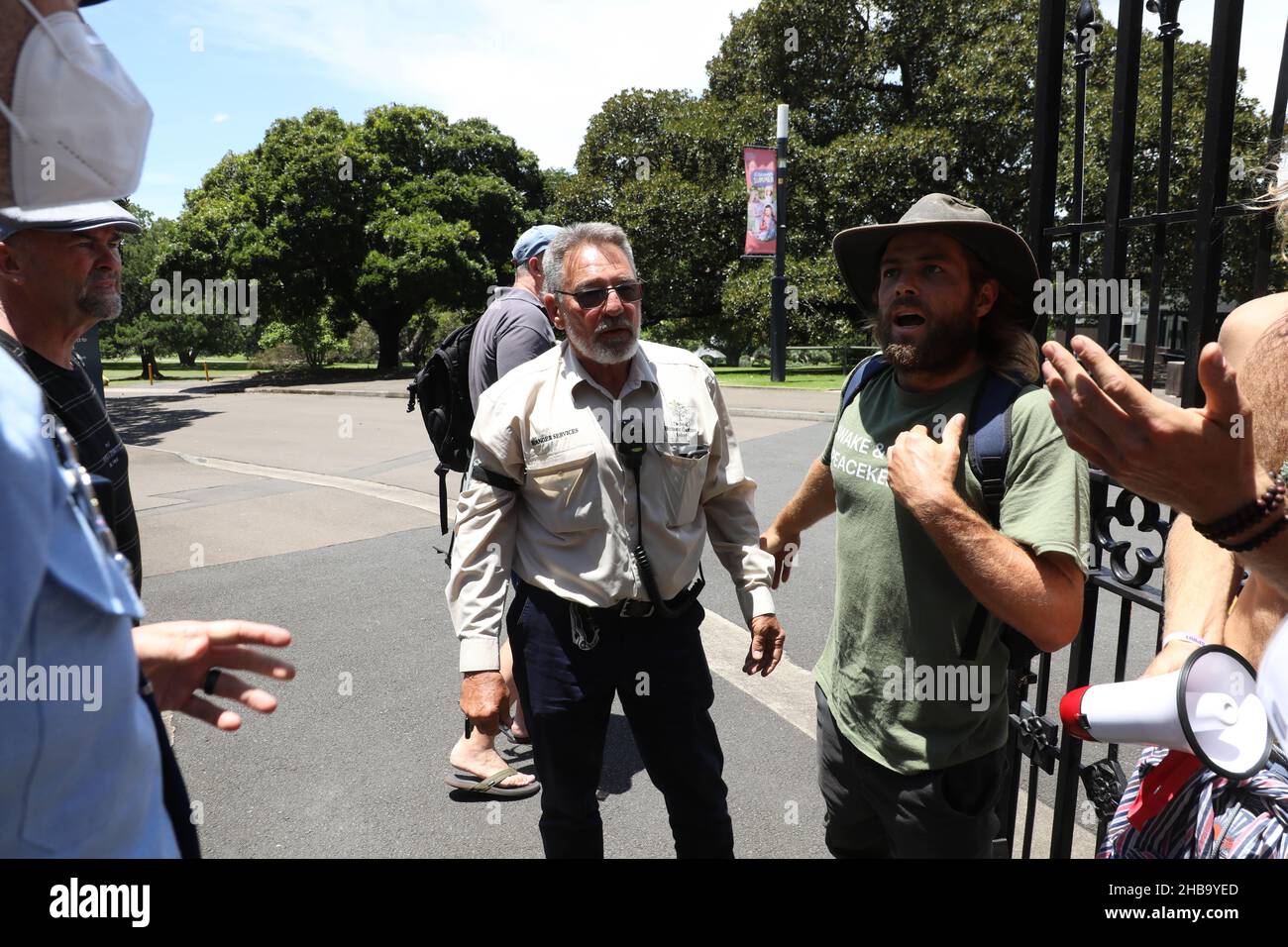 Sydney, Australien. 18th. Dezember 2021. ‘Stehen Sie dazu, alle minister des parlaments rechtmäßig zu entfernen und Übertretungen an das Parlamentsgebäude, den Obersten Gerichtshof und das Gouverneurshaus von Sydney New South Wales zu stellen.“ Protest gegen Tyrannei, Betrug, Verrat und politische Korruption. Kredit: Richard Milnes/Alamy Live Nachrichten Stockfoto