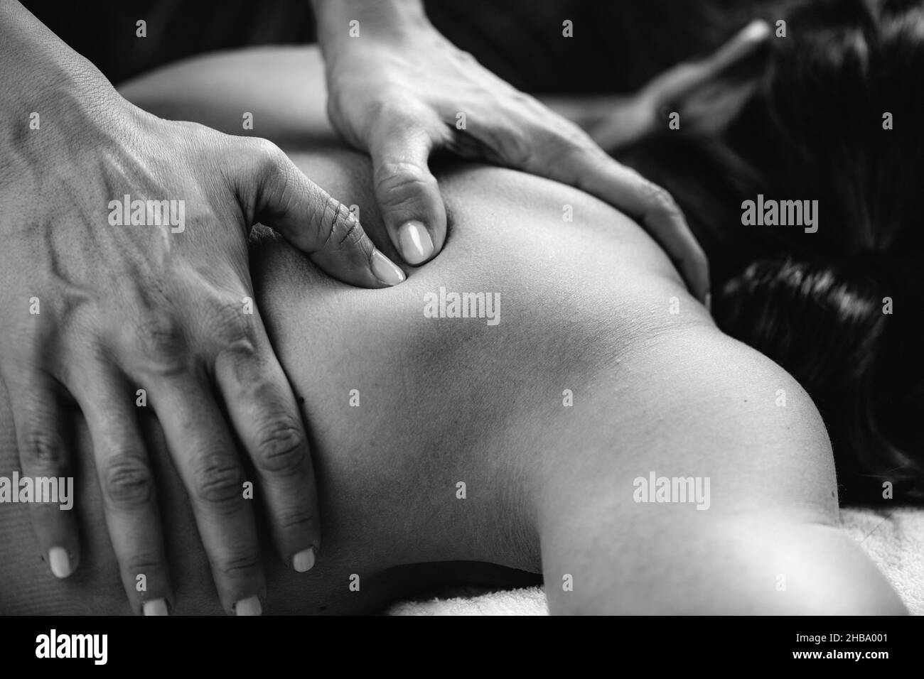 Tiefengewebsmassagetherapie. Hände des Therapeuten massieren die Schulter der Frau. Stockfoto