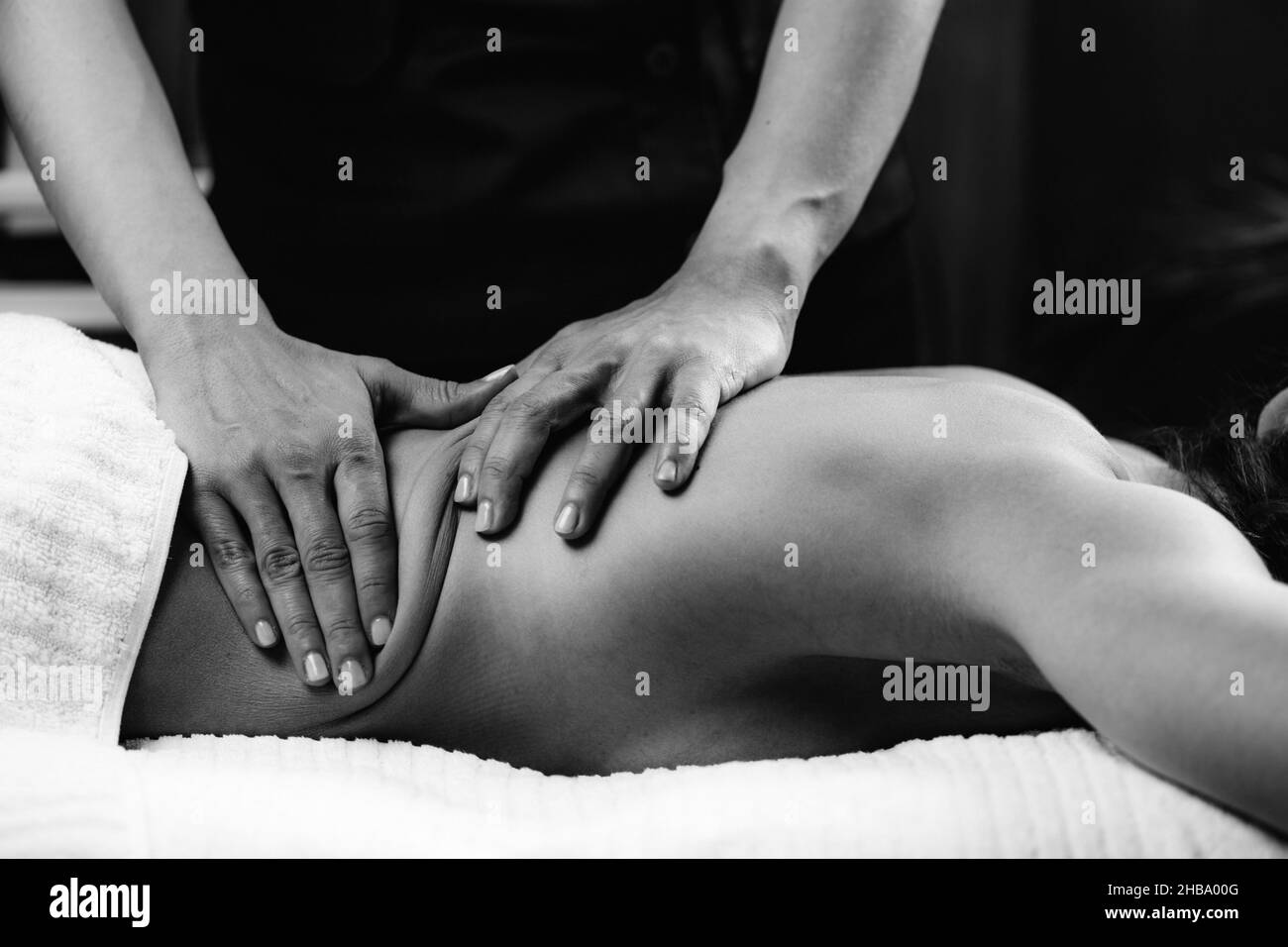 Frau genießt eine Tiefengewebsmassage im Salon. Stockfoto