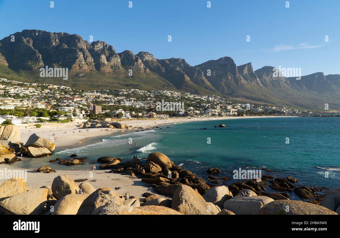 Idyllischer Strand von Camps Bay und Tafelberg in Kapstadt, Südafrika Stockfoto